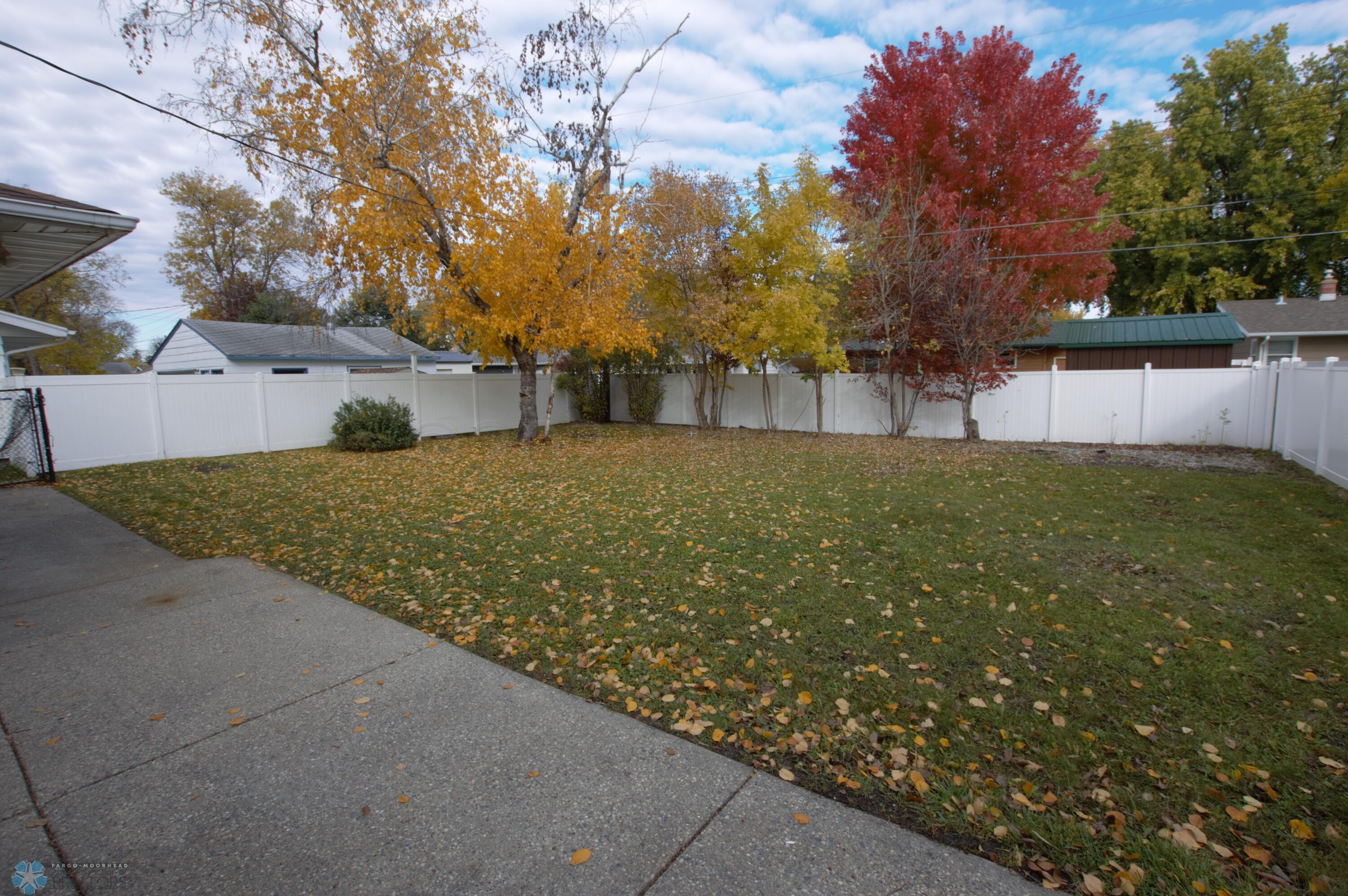 Vinyl Fencing (3 sides)