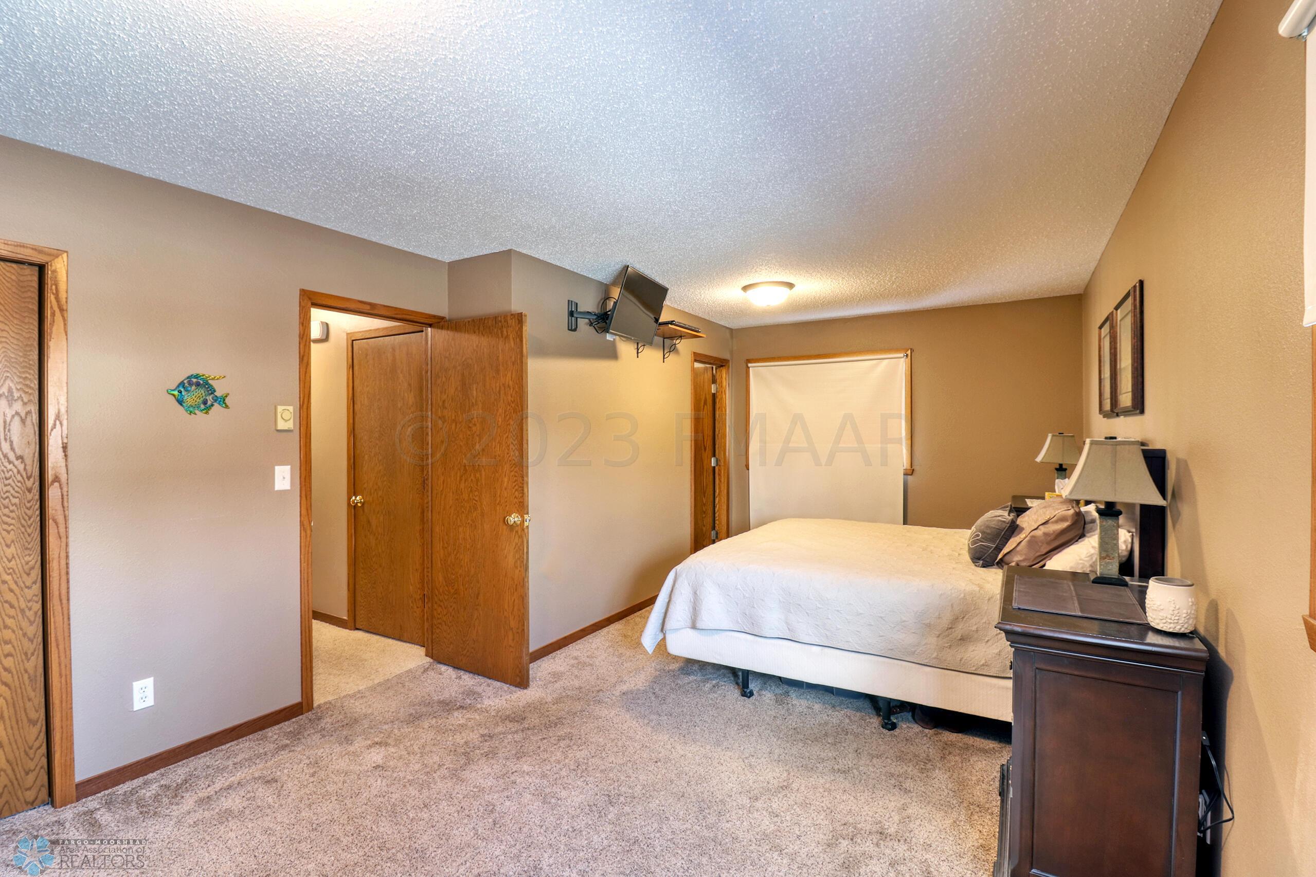 Primary Bedroom1_3