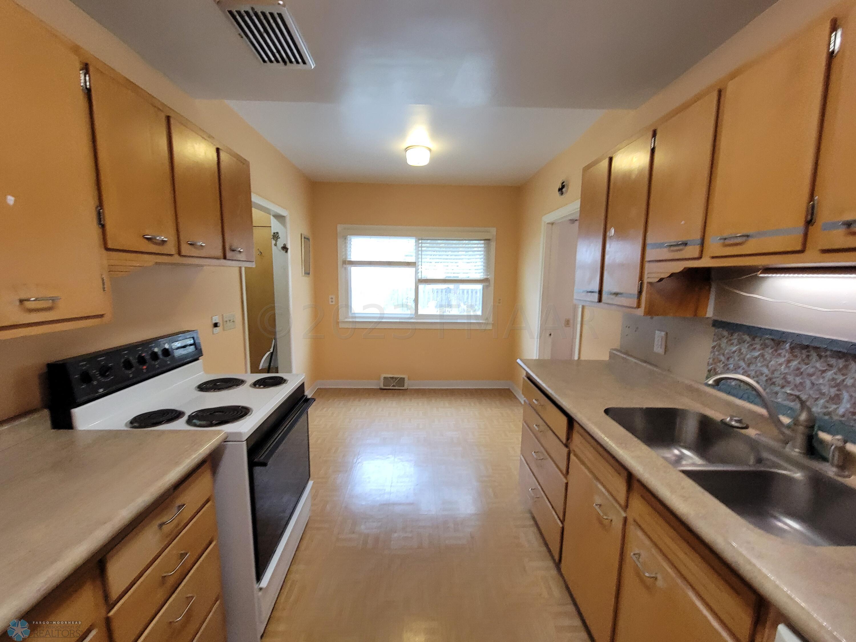 Kitchen to eating area