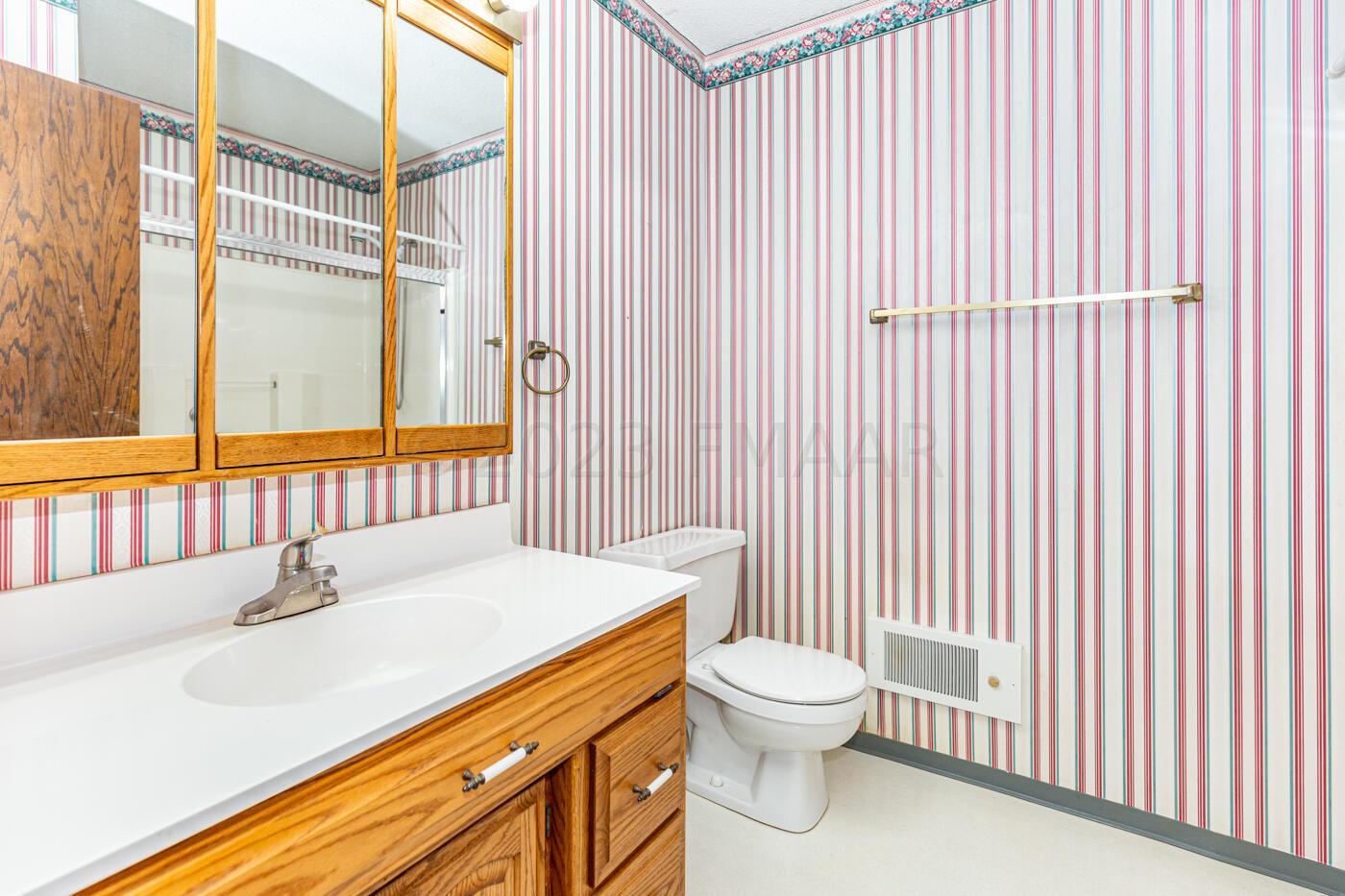 Bathroom full (main floor)