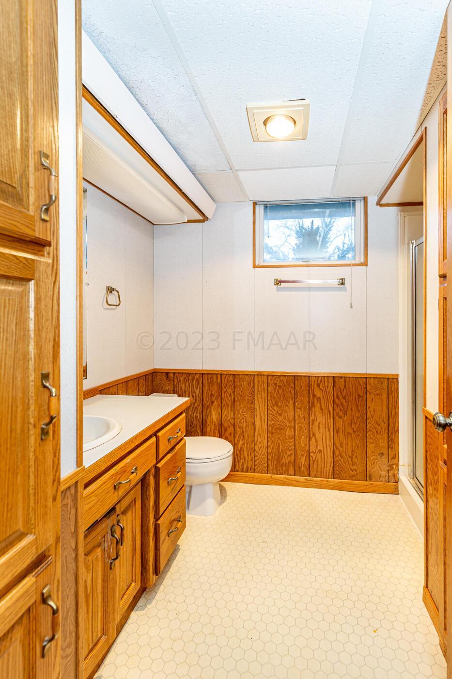 Bathroom 3/4 (basement)