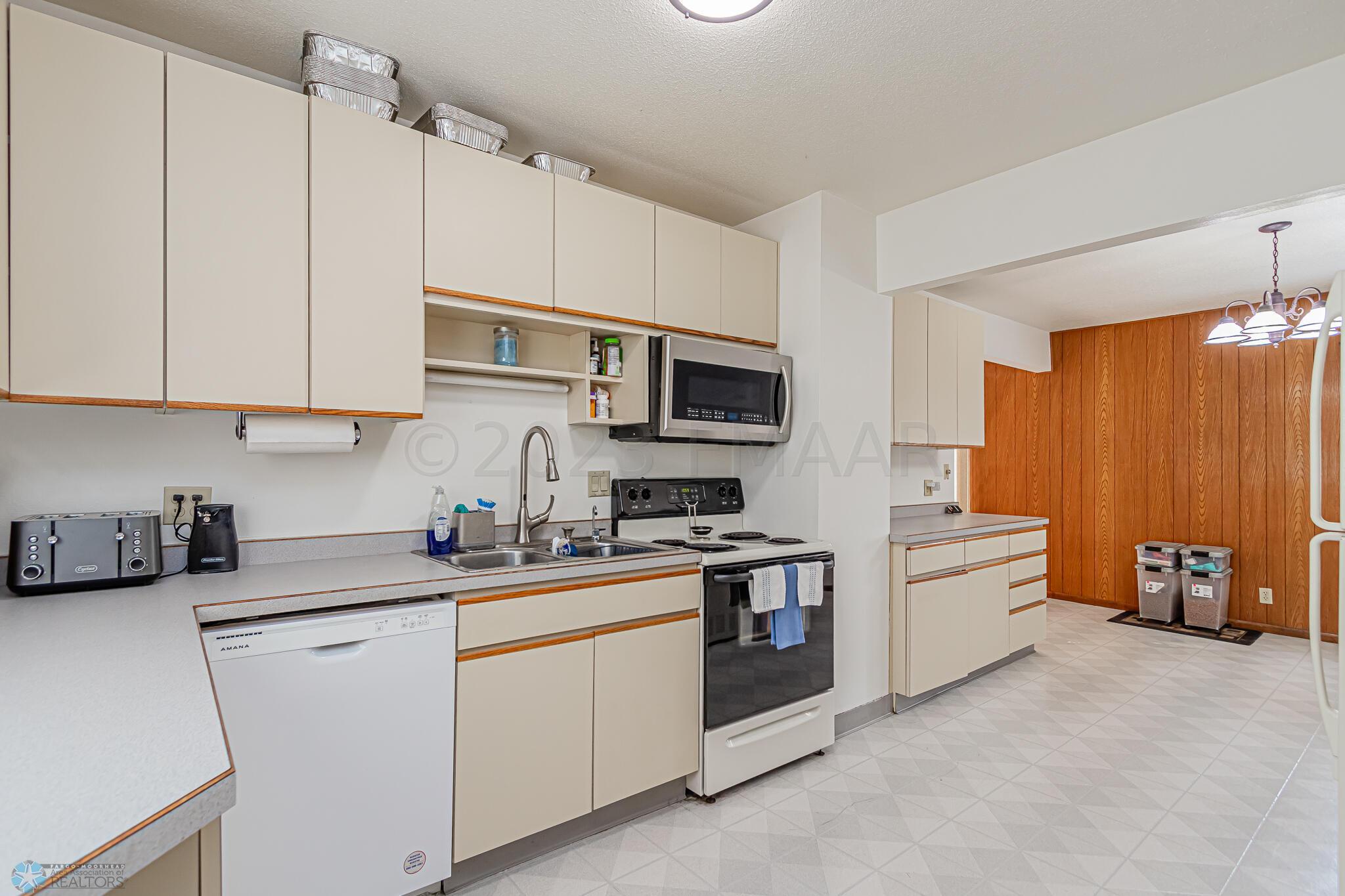 9 N Terrace N, Fargo, ND 58102-17