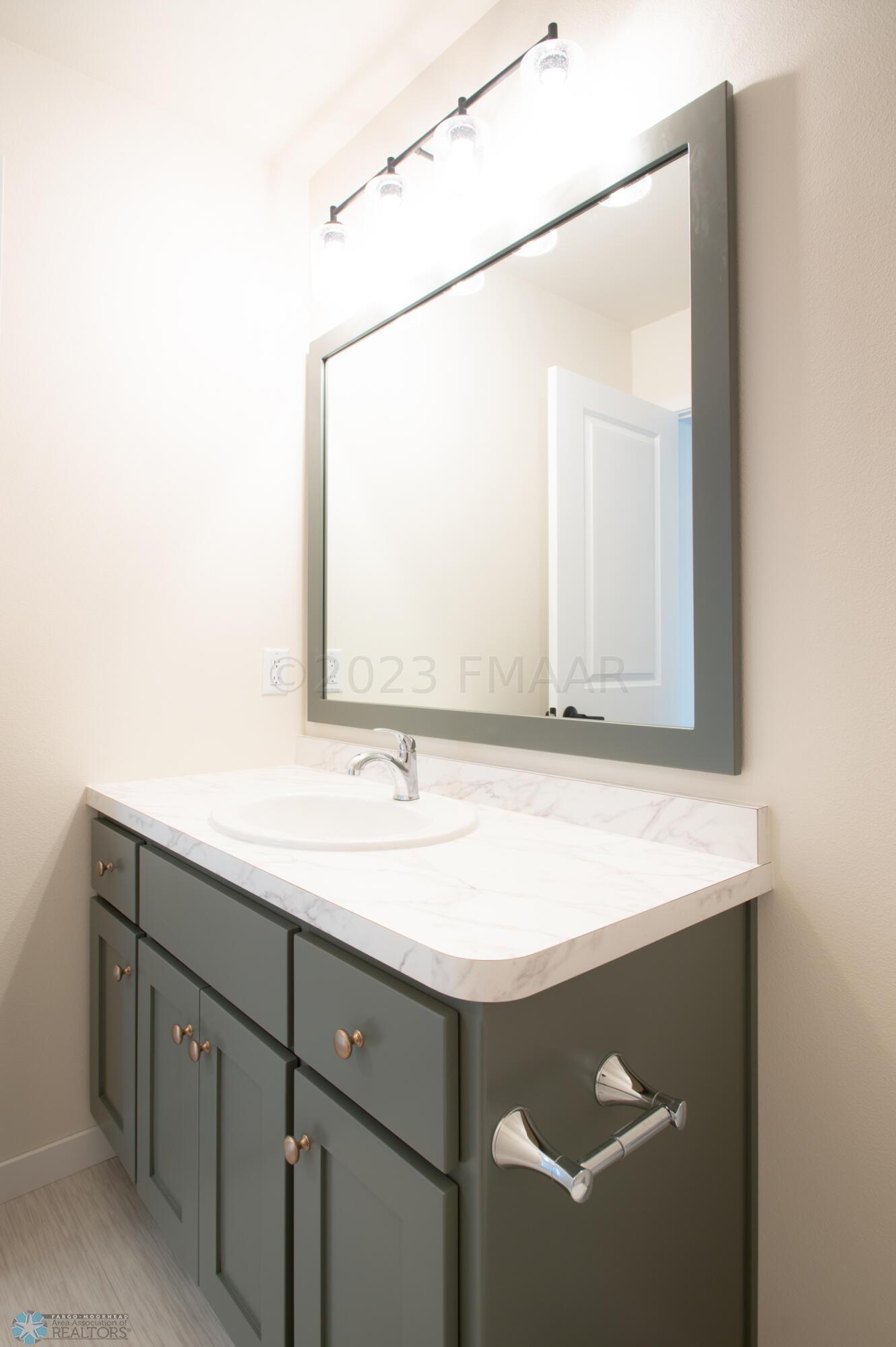 1360_GOLDENWOOD_DR-21