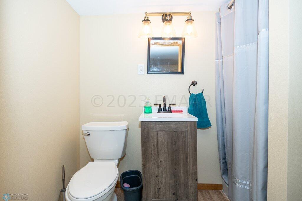 Lower bath off bedroom