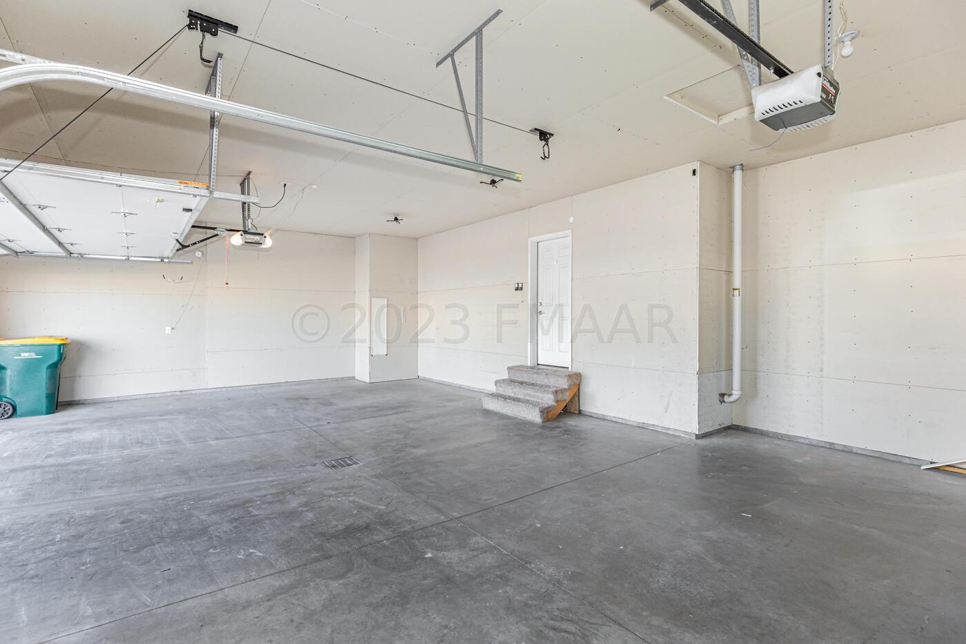 3-stall garage w/drainage