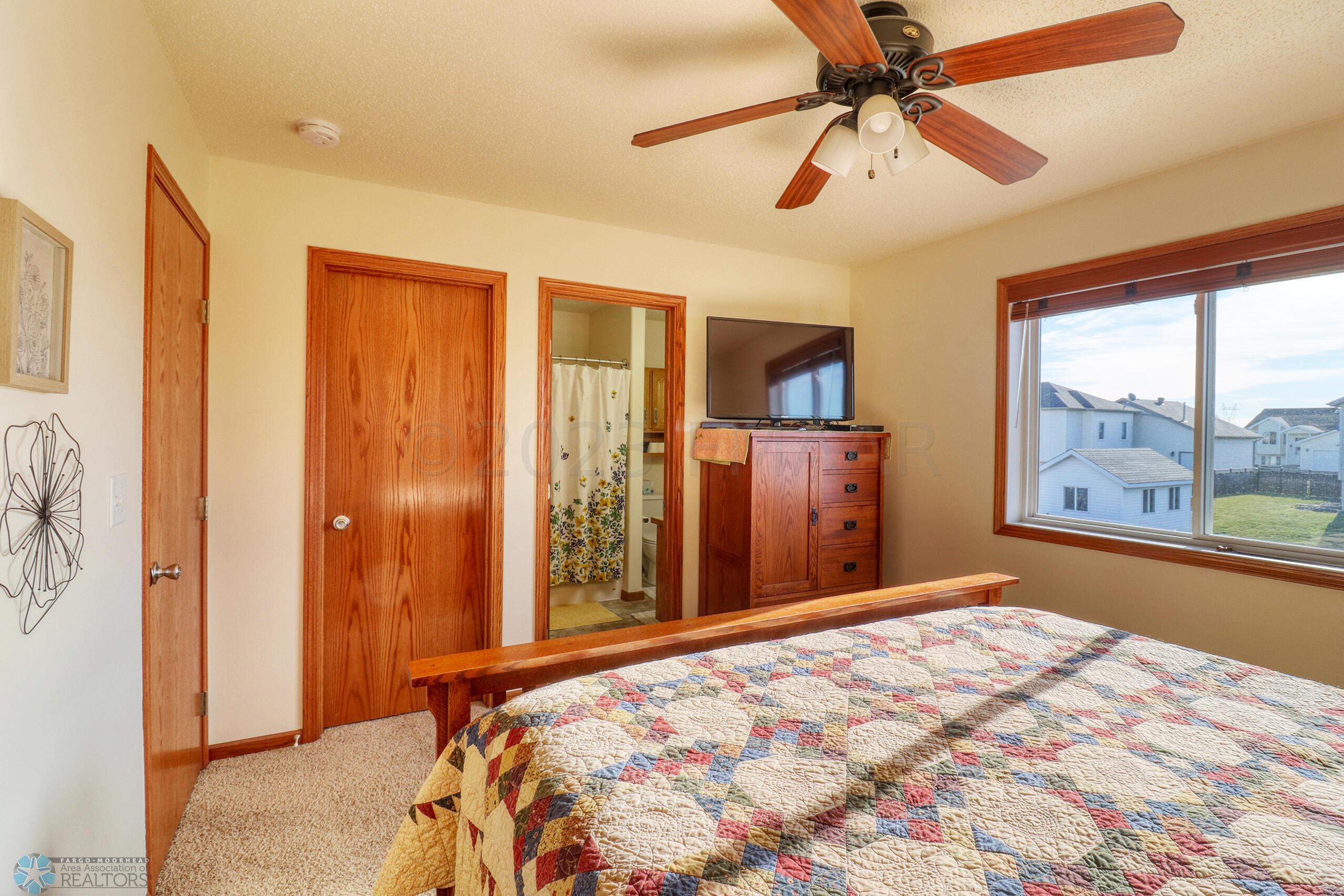 Primary Bedroom1_3