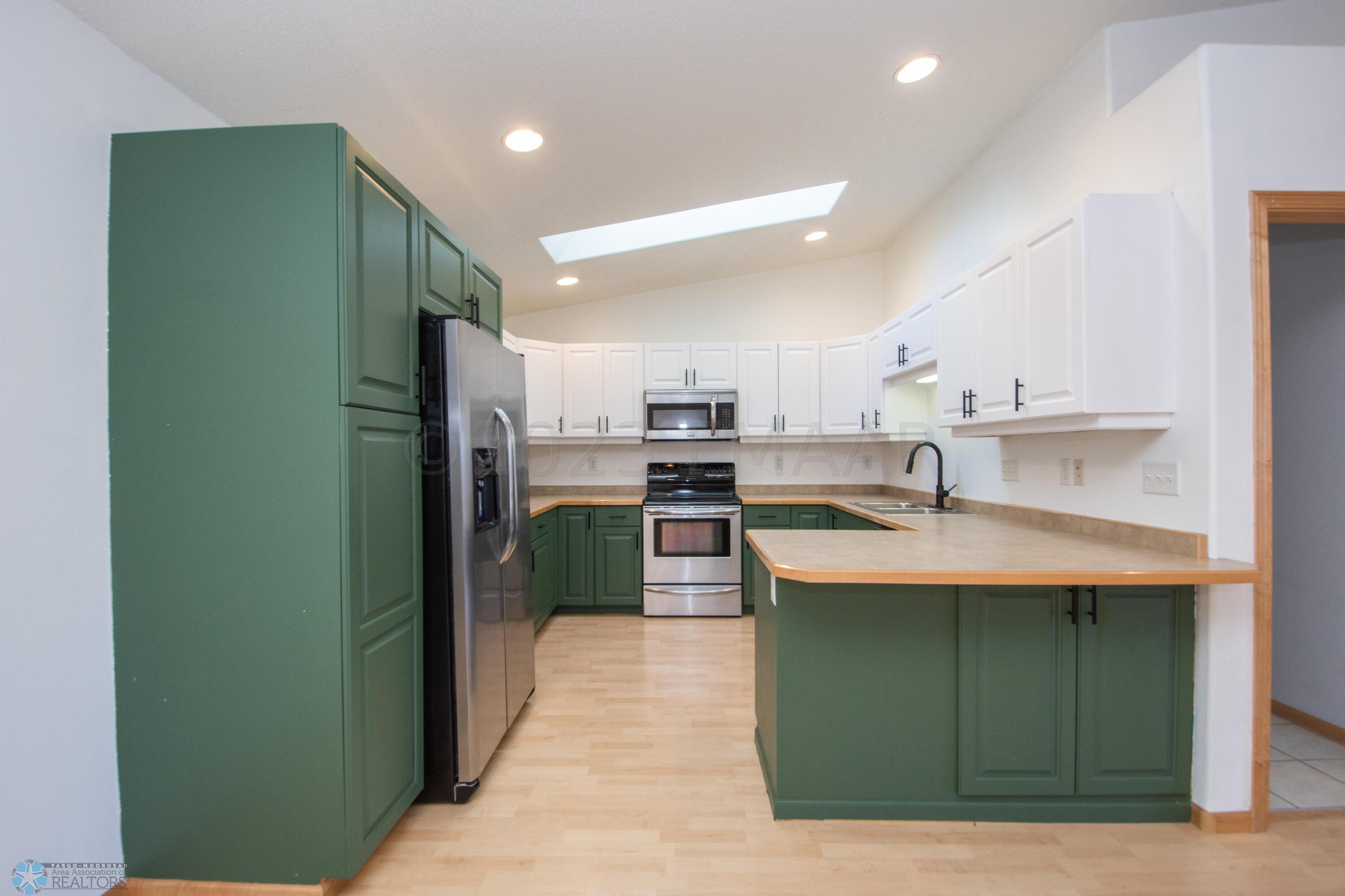 Kitchen w/ Barstool Seating