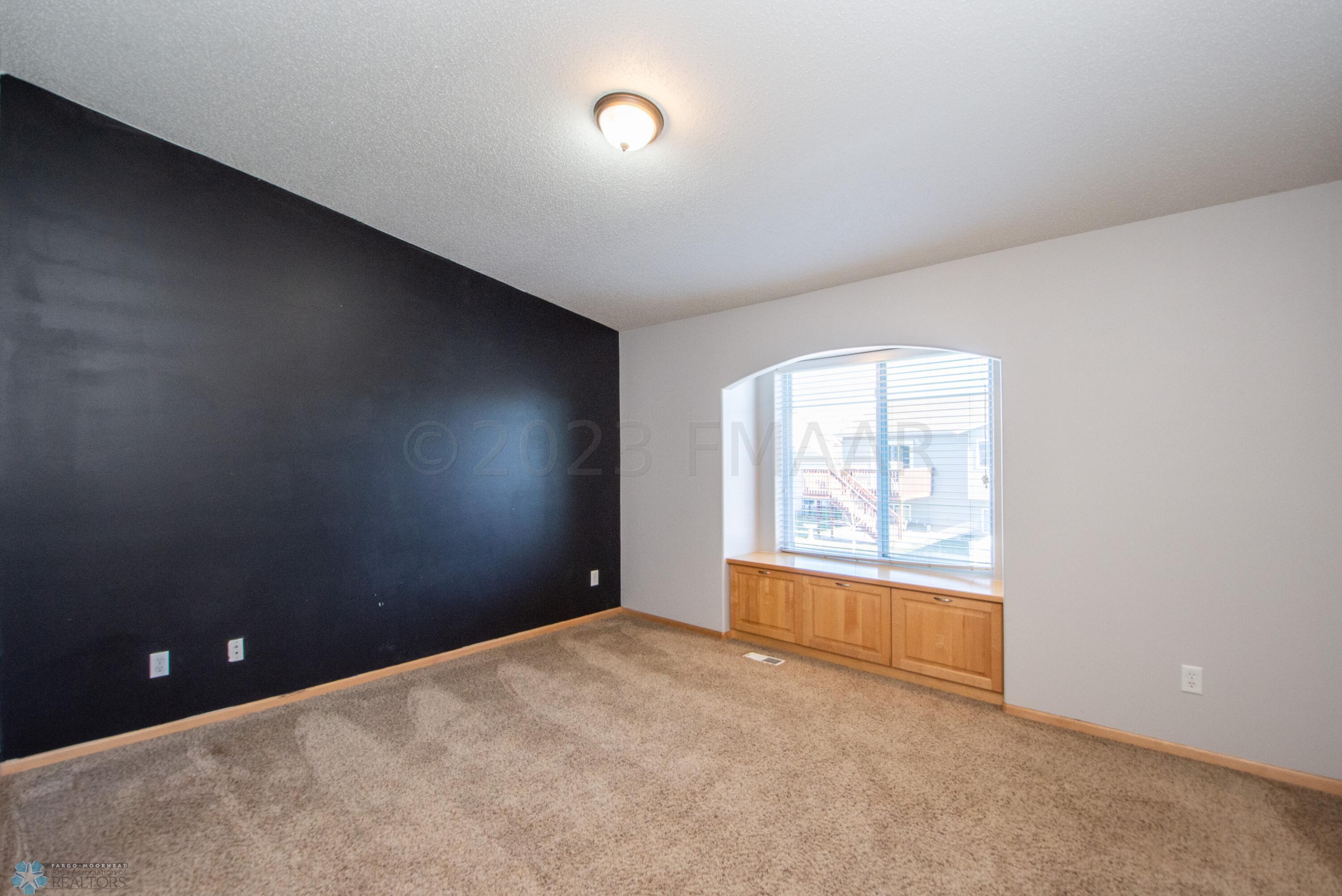 Masterbedroom w/ storage under window