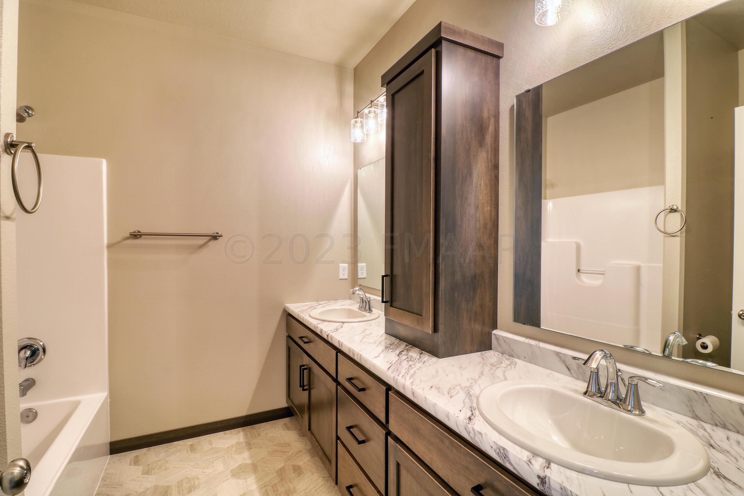 Master Bathroom1_0