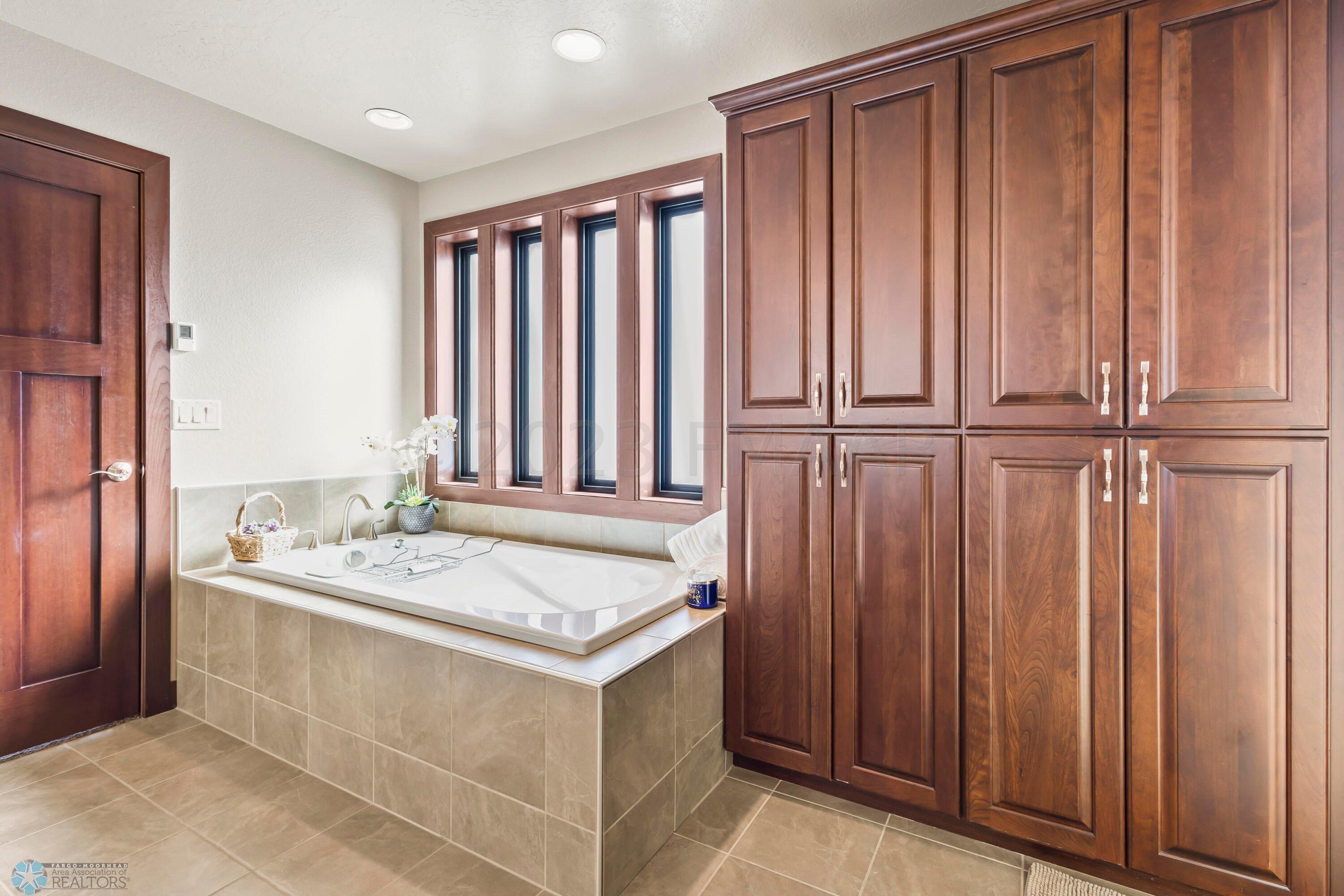 Primary Ensuite/ Tub