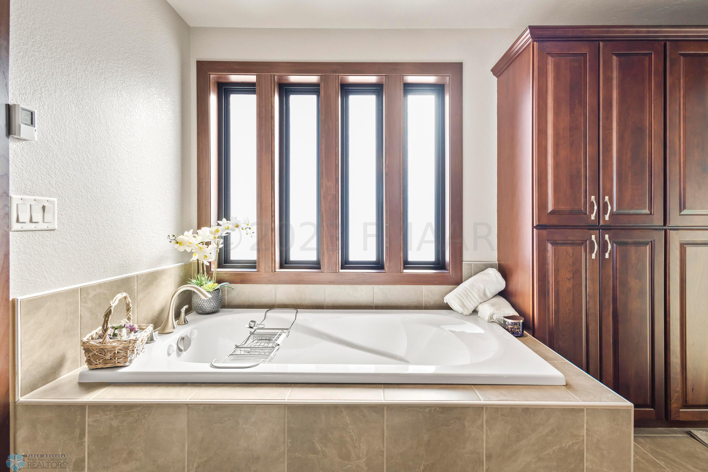 Primary Ensuite/ Tub