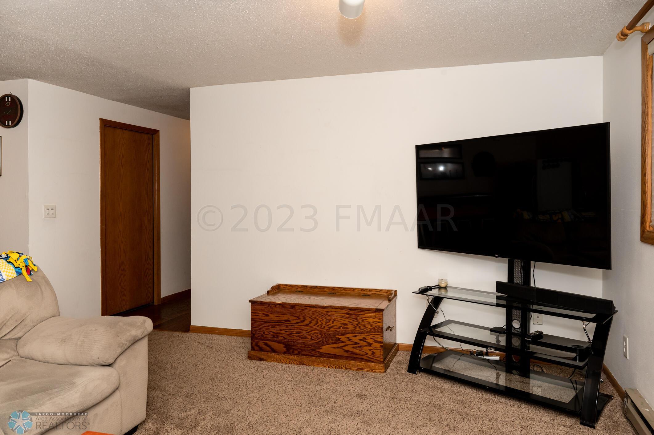 2503_33rd_Ave_S-26