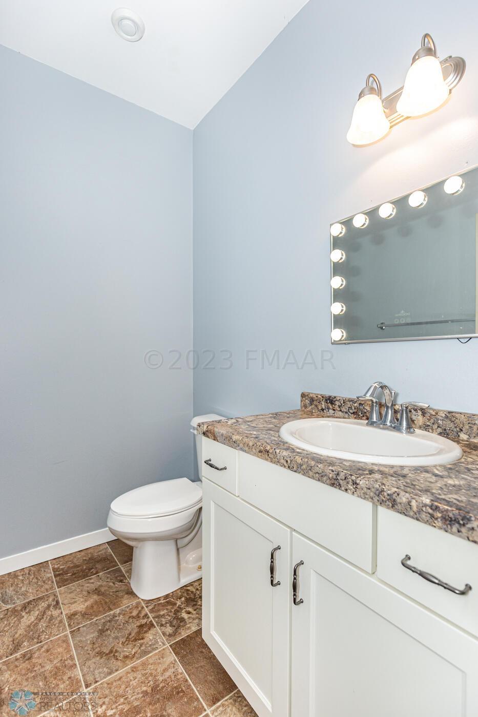Main floor 1/2 bath