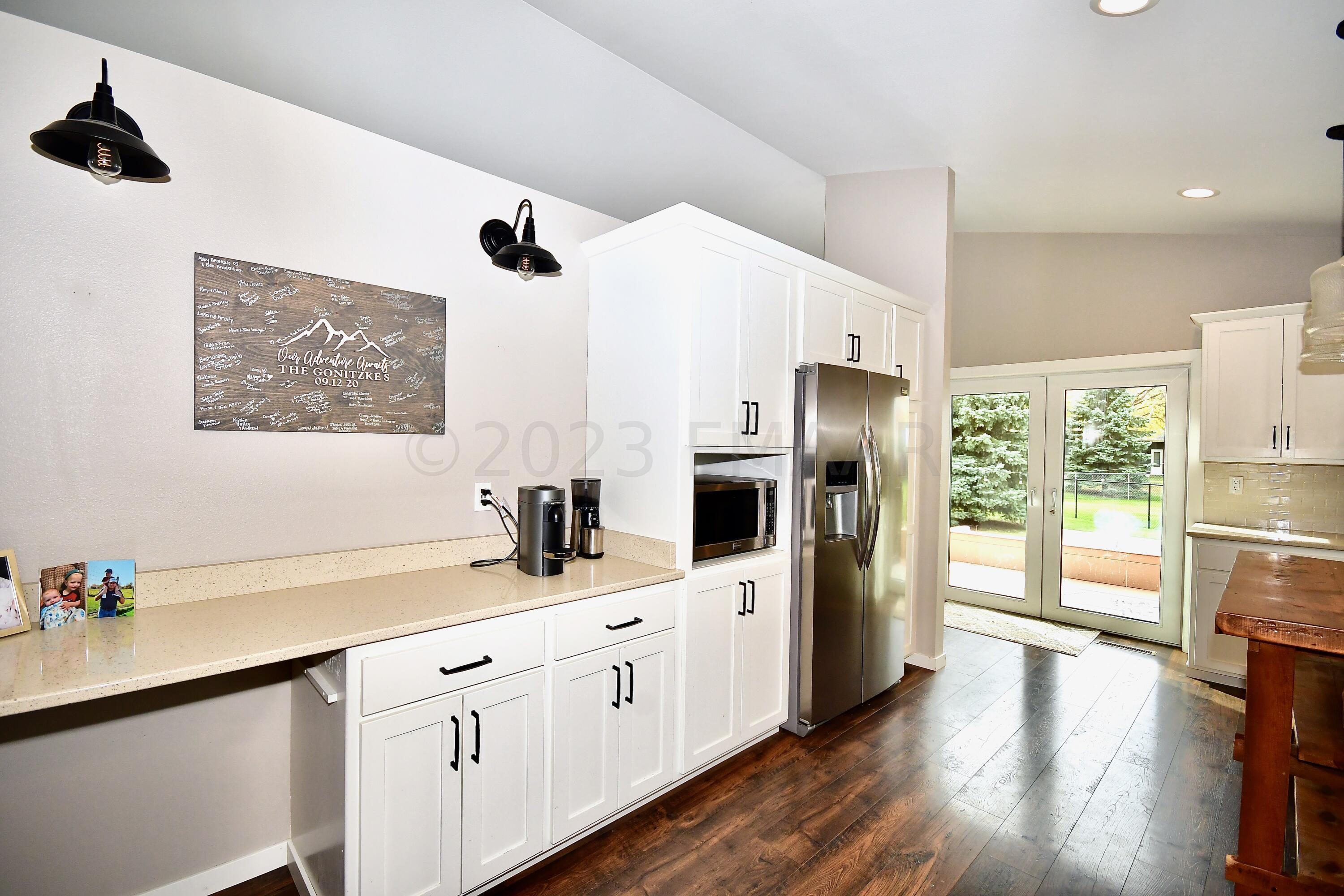 Breakfast Bar/Desk Area