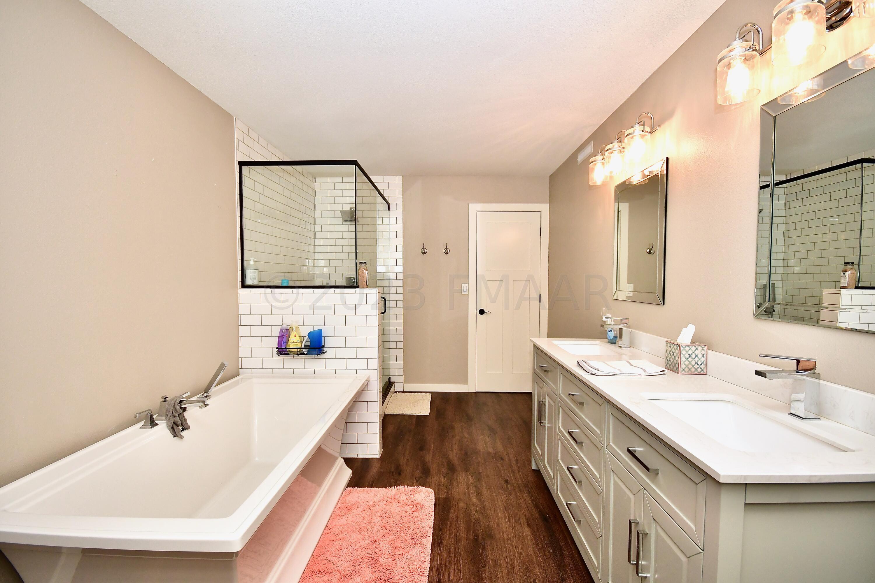 Master Bath - Upper