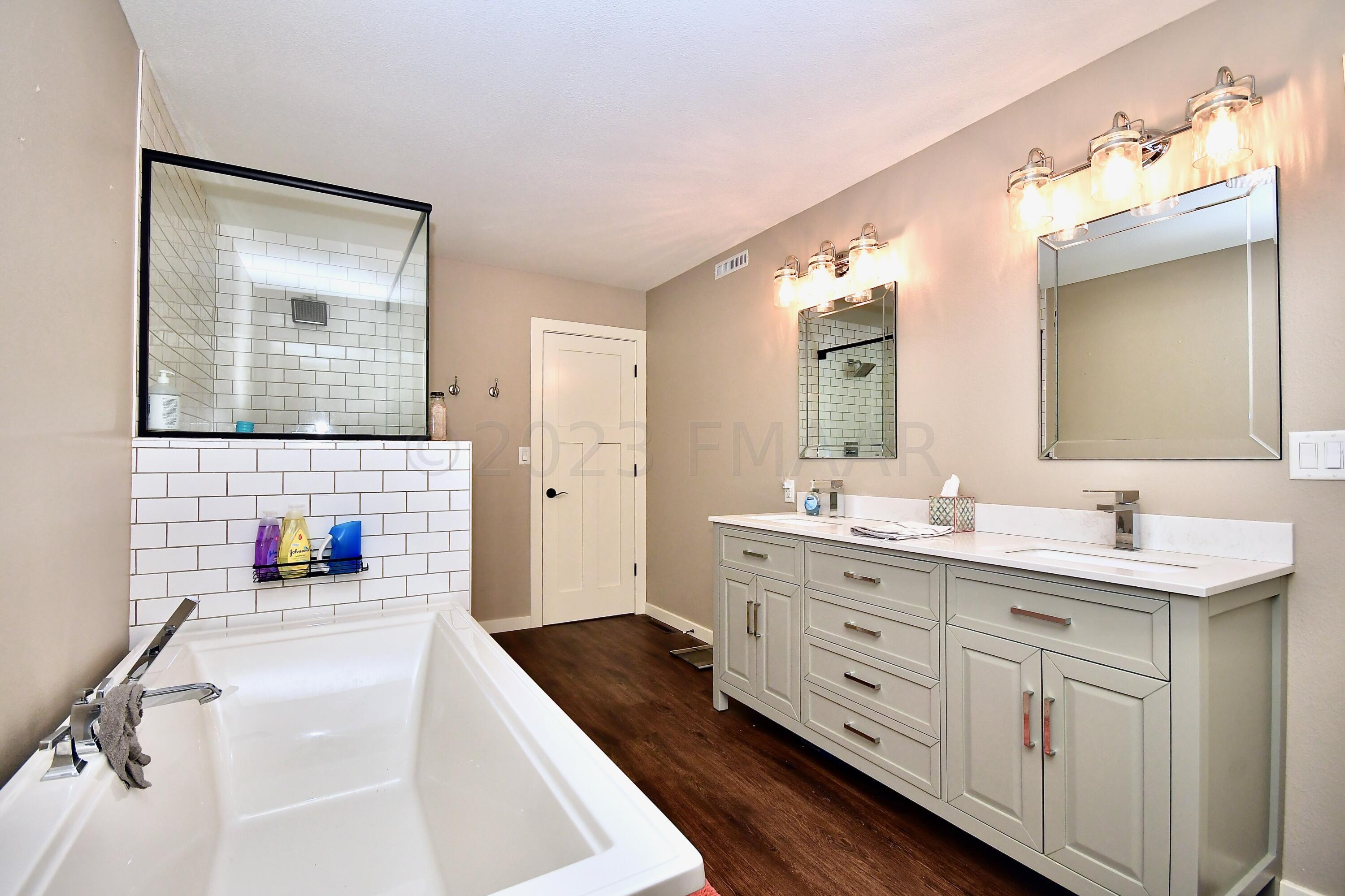 Master Bath Soaking Tub - Upper