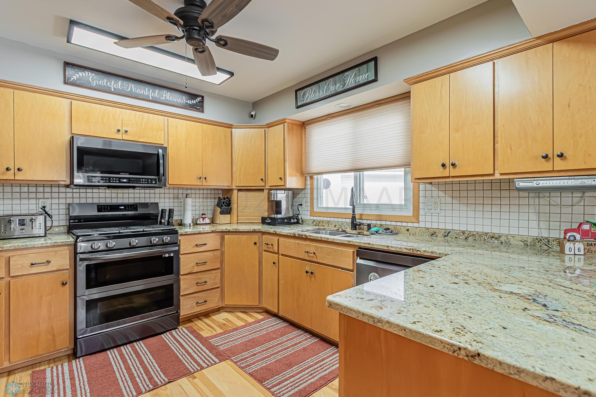 422 Birch Ln, Moorhead, MN 56560-35