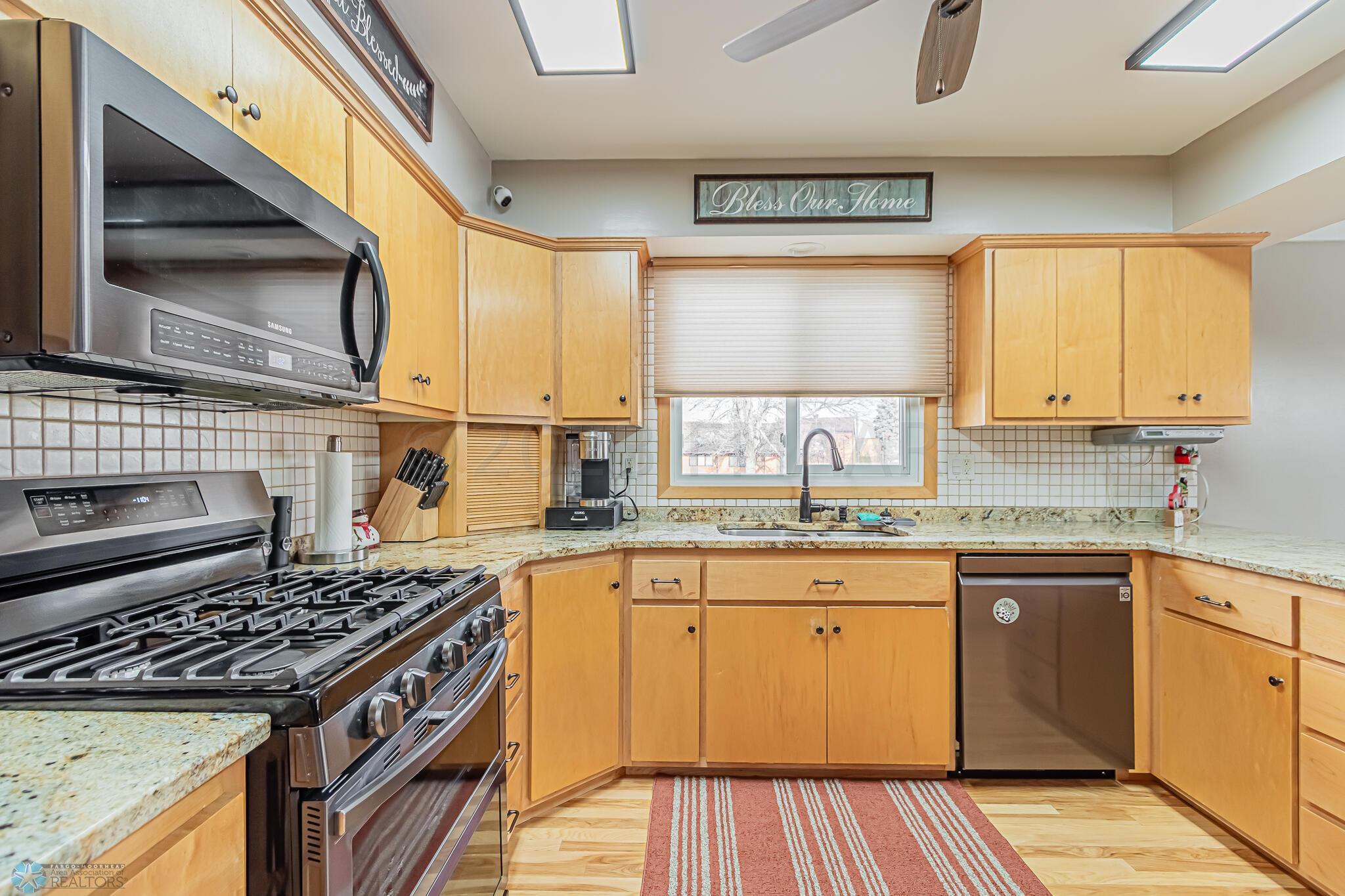 422 Birch Ln, Moorhead, MN 56560-36