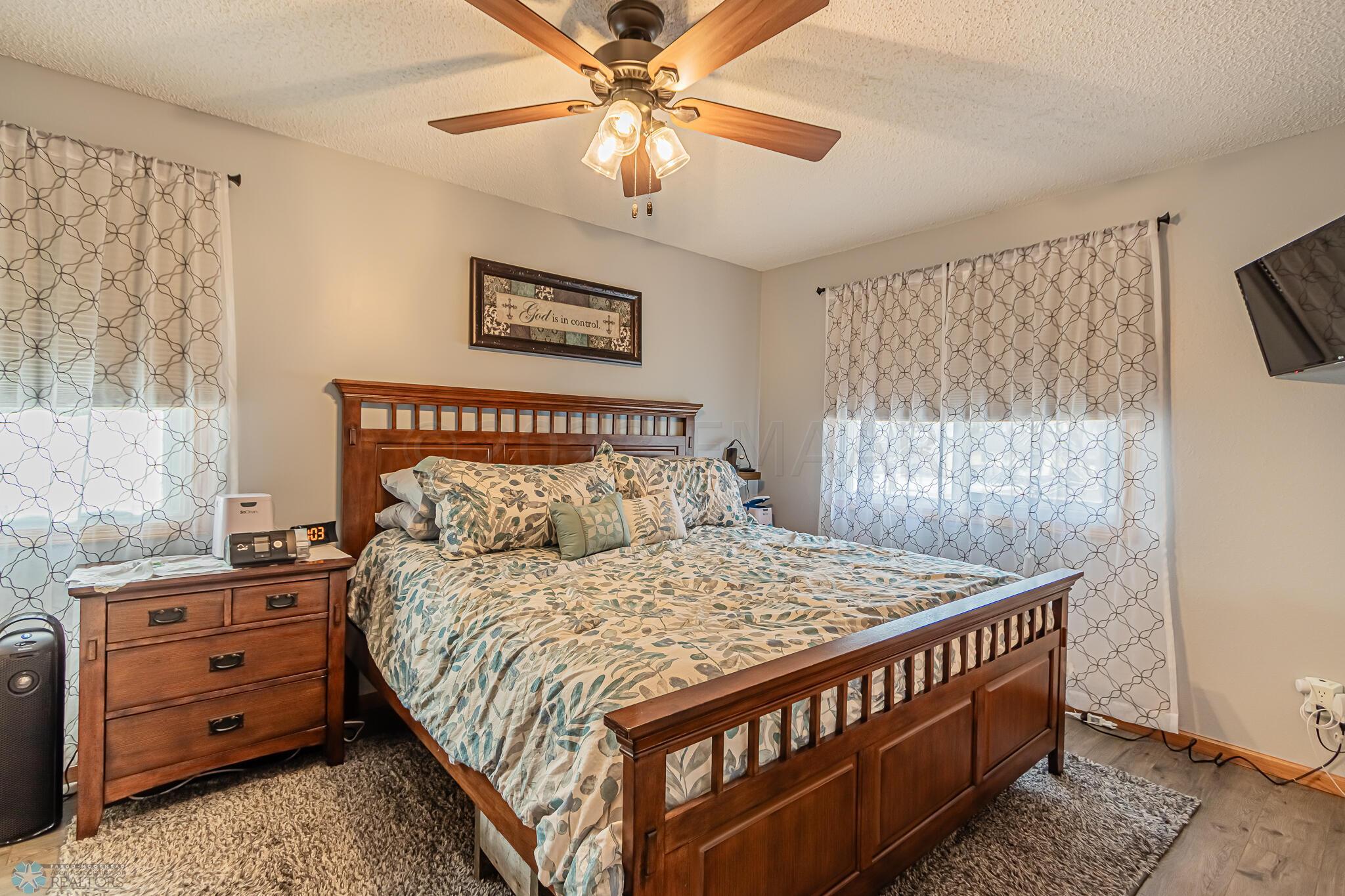 422 Birch Ln, Moorhead, MN 56560-20