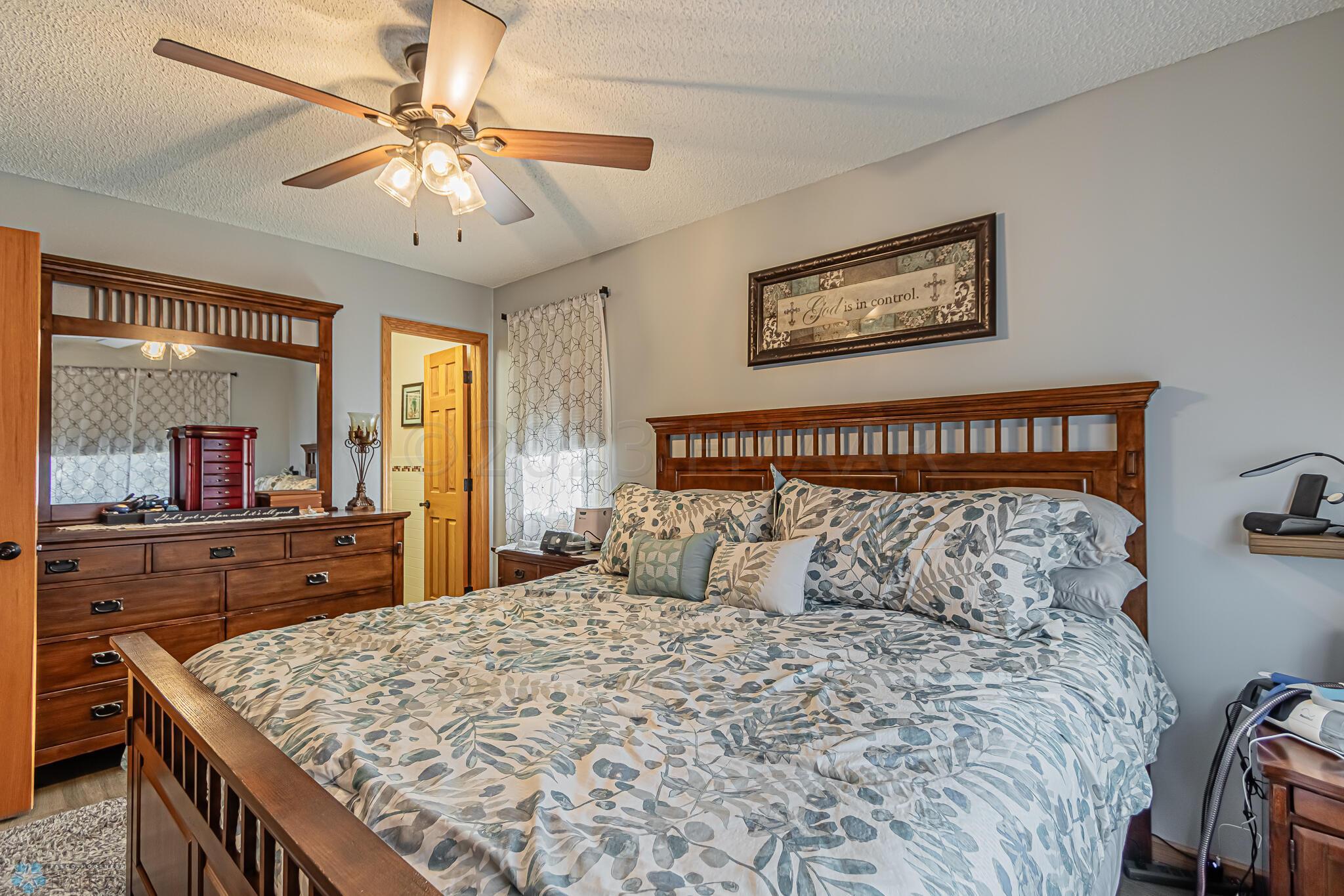 422 Birch Ln, Moorhead, MN 56560-21
