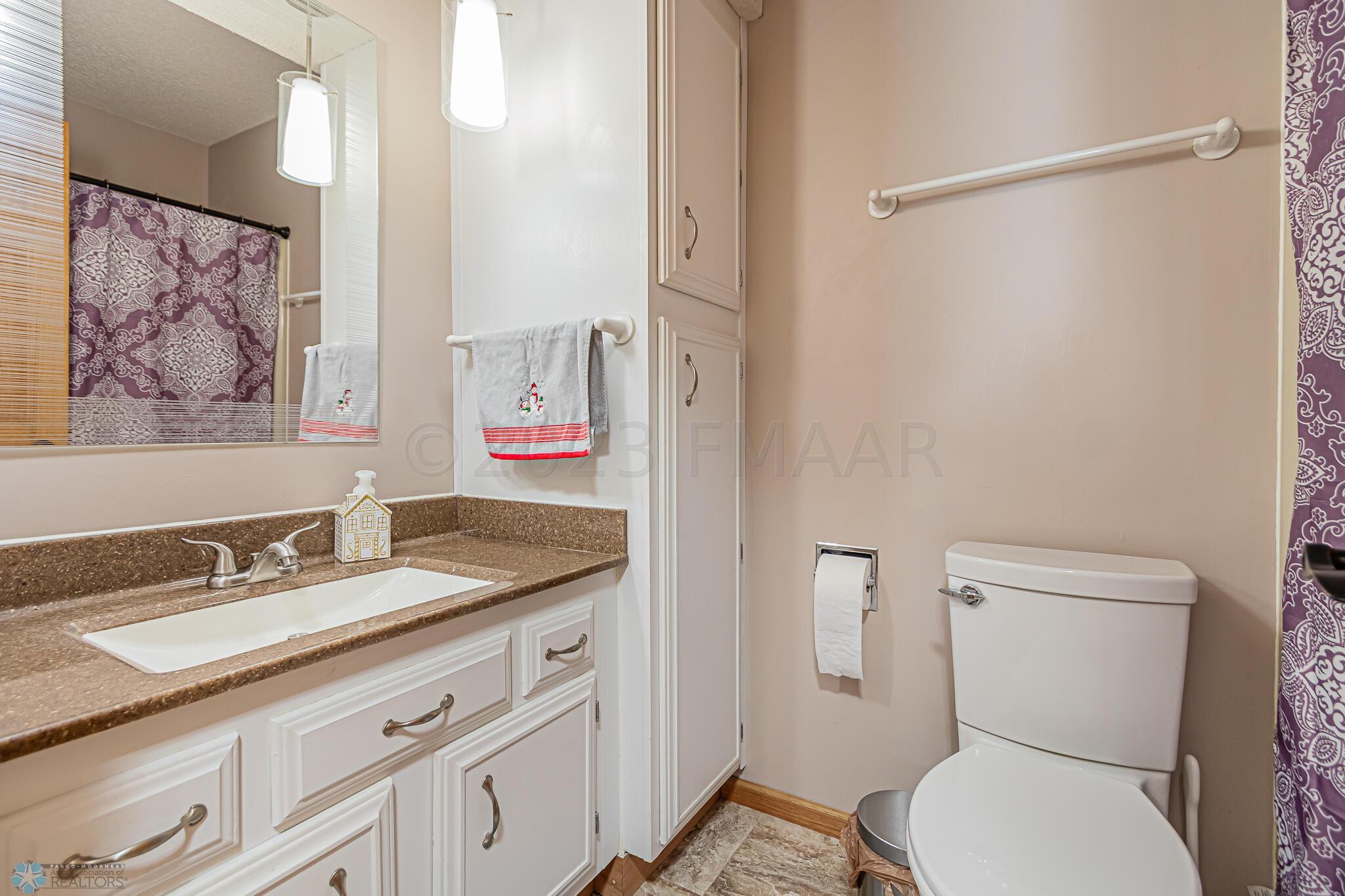 422 Birch Ln, Moorhead, MN 56560-26
