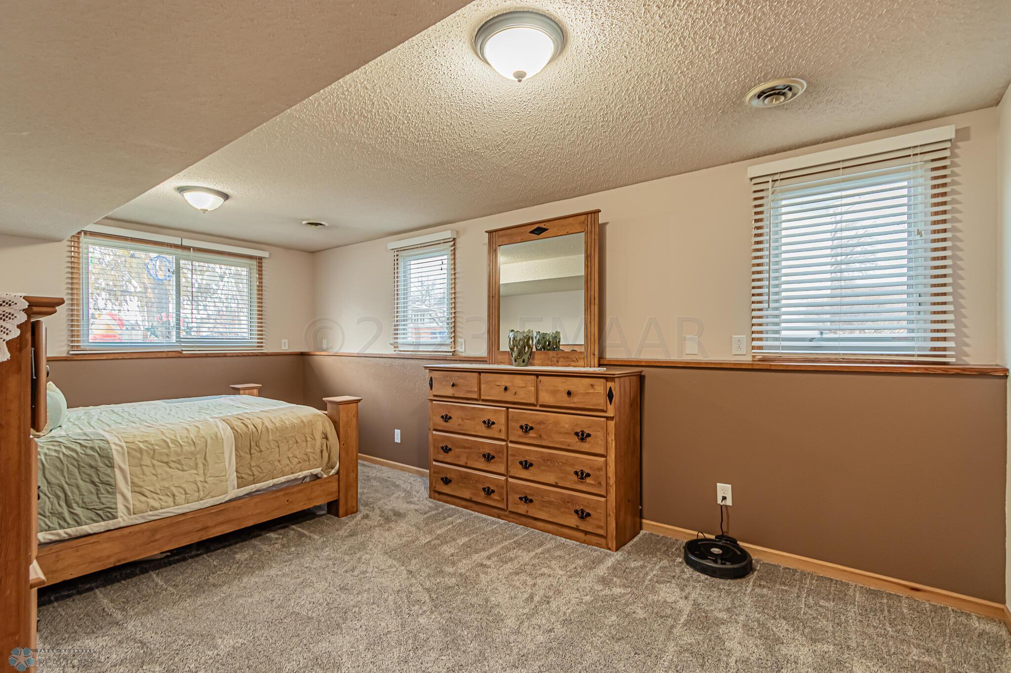 422 Birch Ln, Moorhead, MN 56560-08