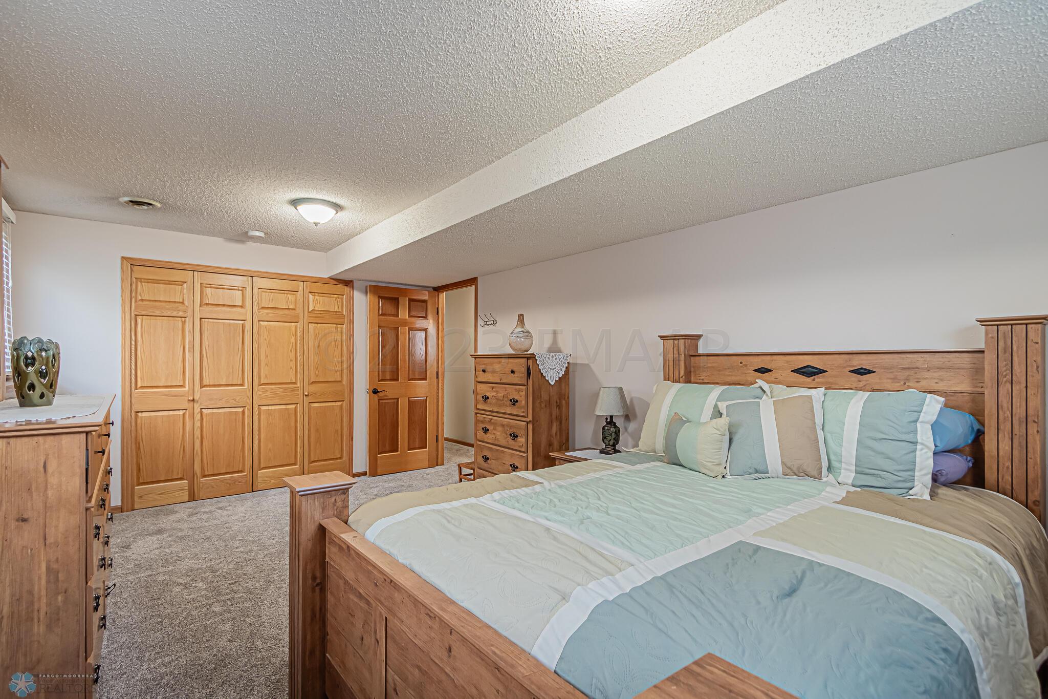 422 Birch Ln, Moorhead, MN 56560-09