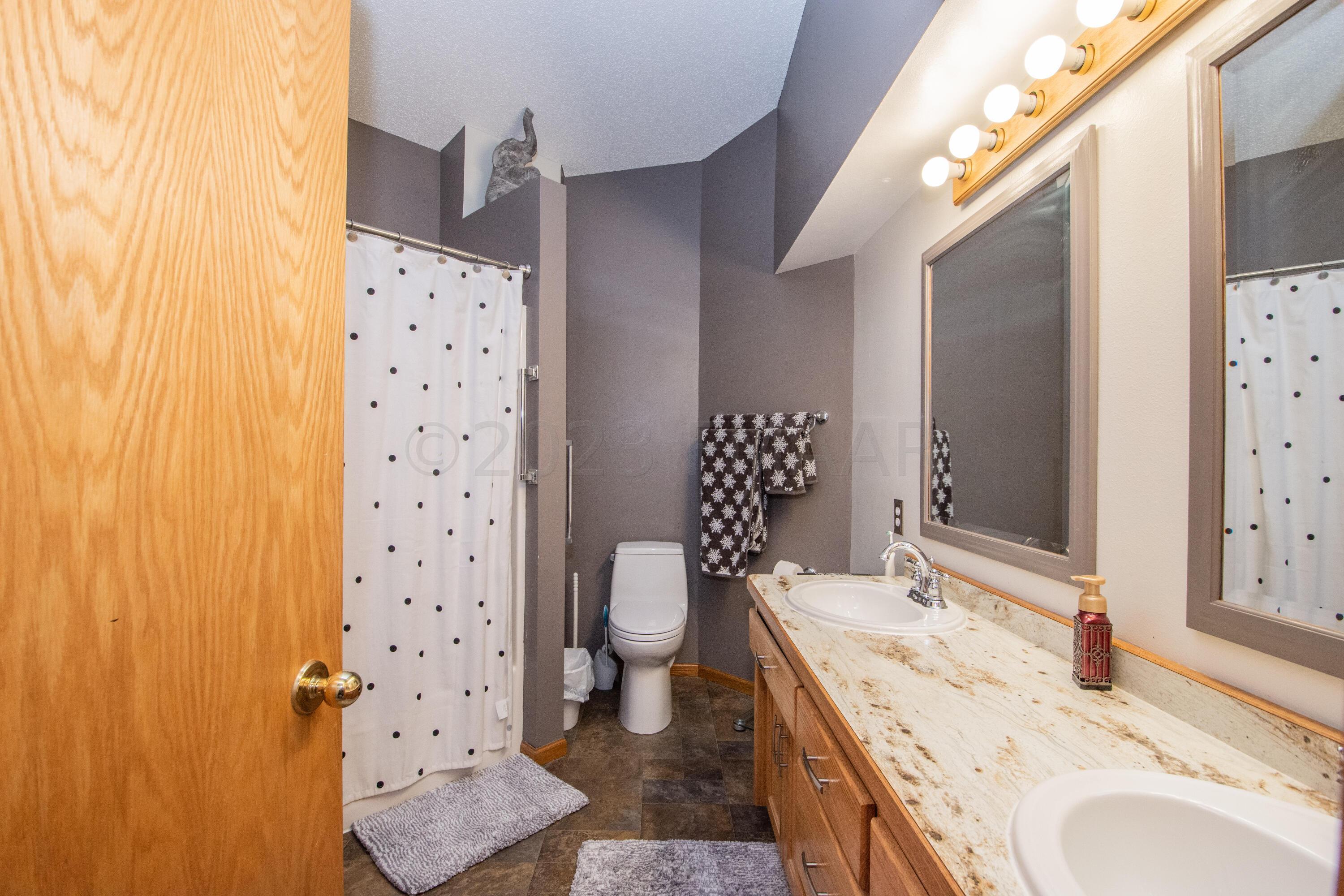 Upstairs Full Bathroom