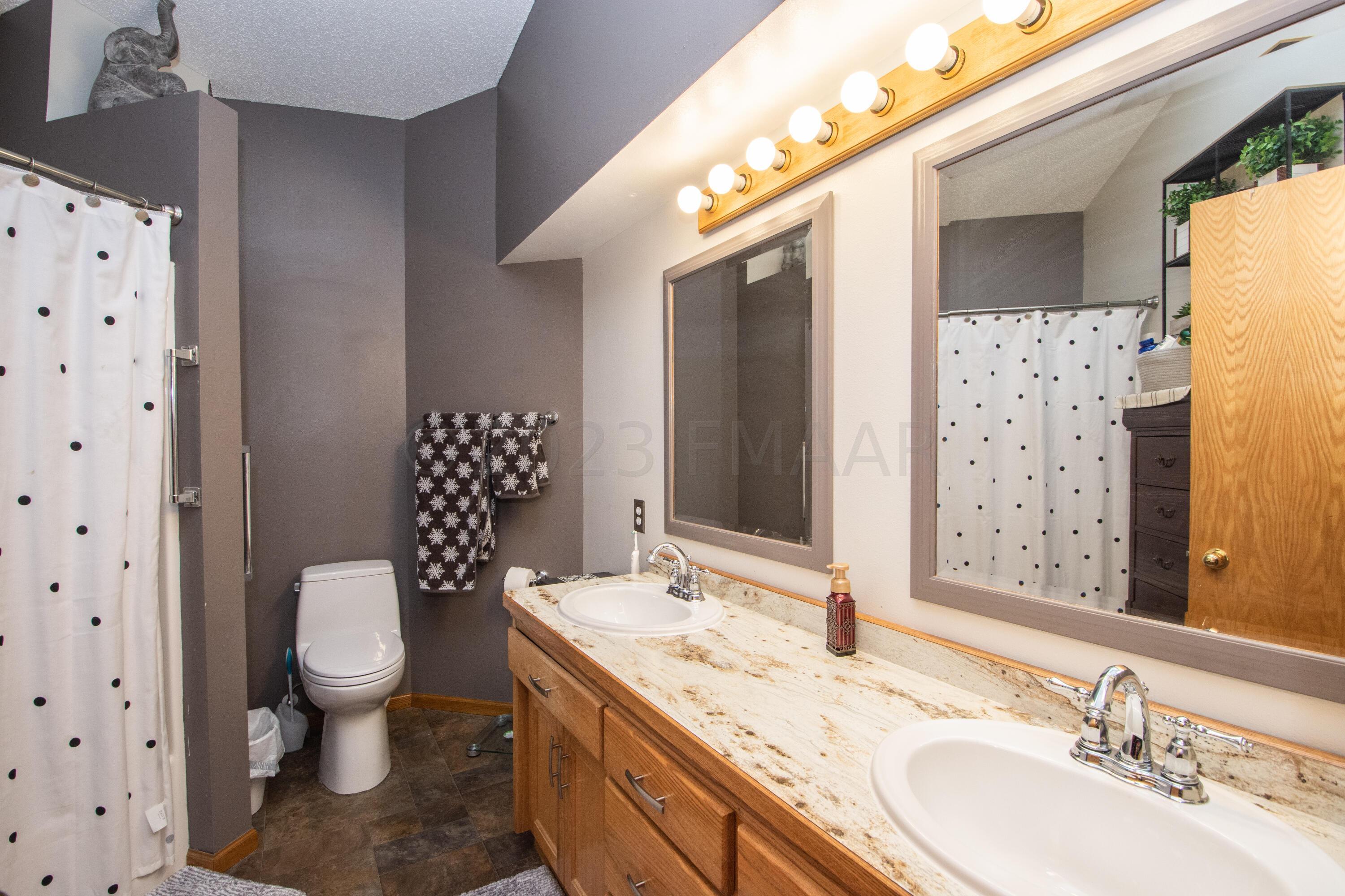 Upstairs Full Bathroom