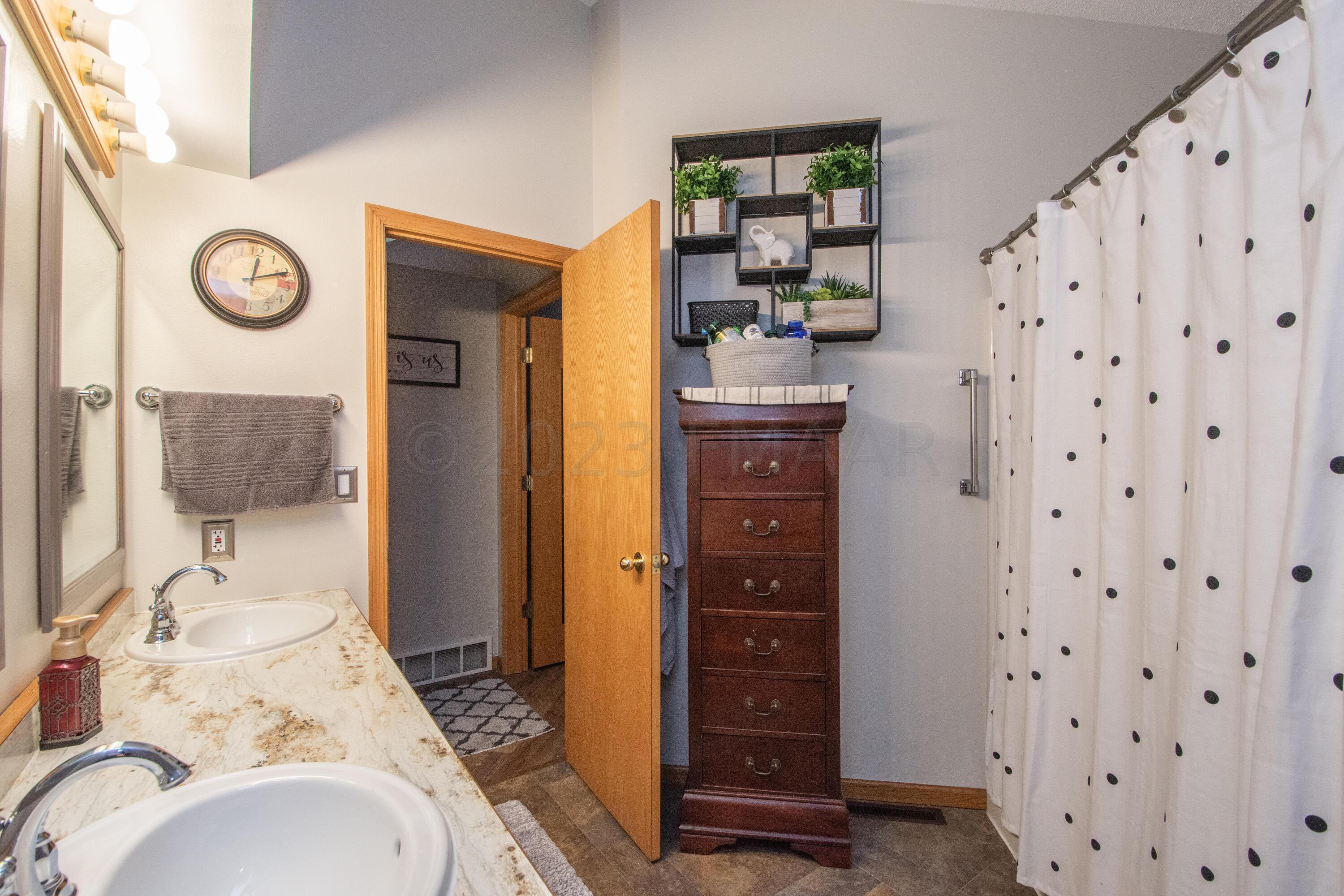 Upstairs Full Bathroom