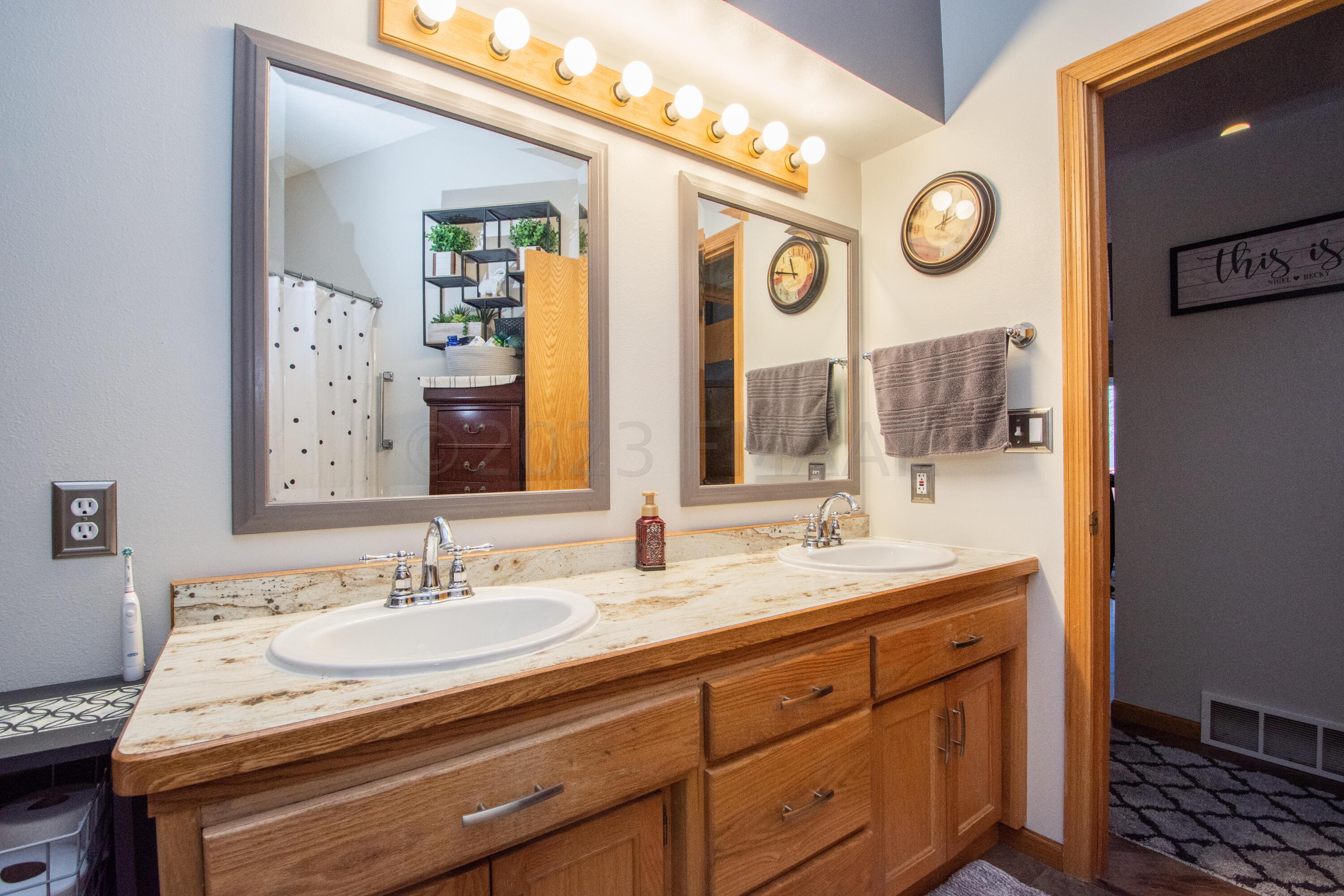 Upstairs Full Bathroom