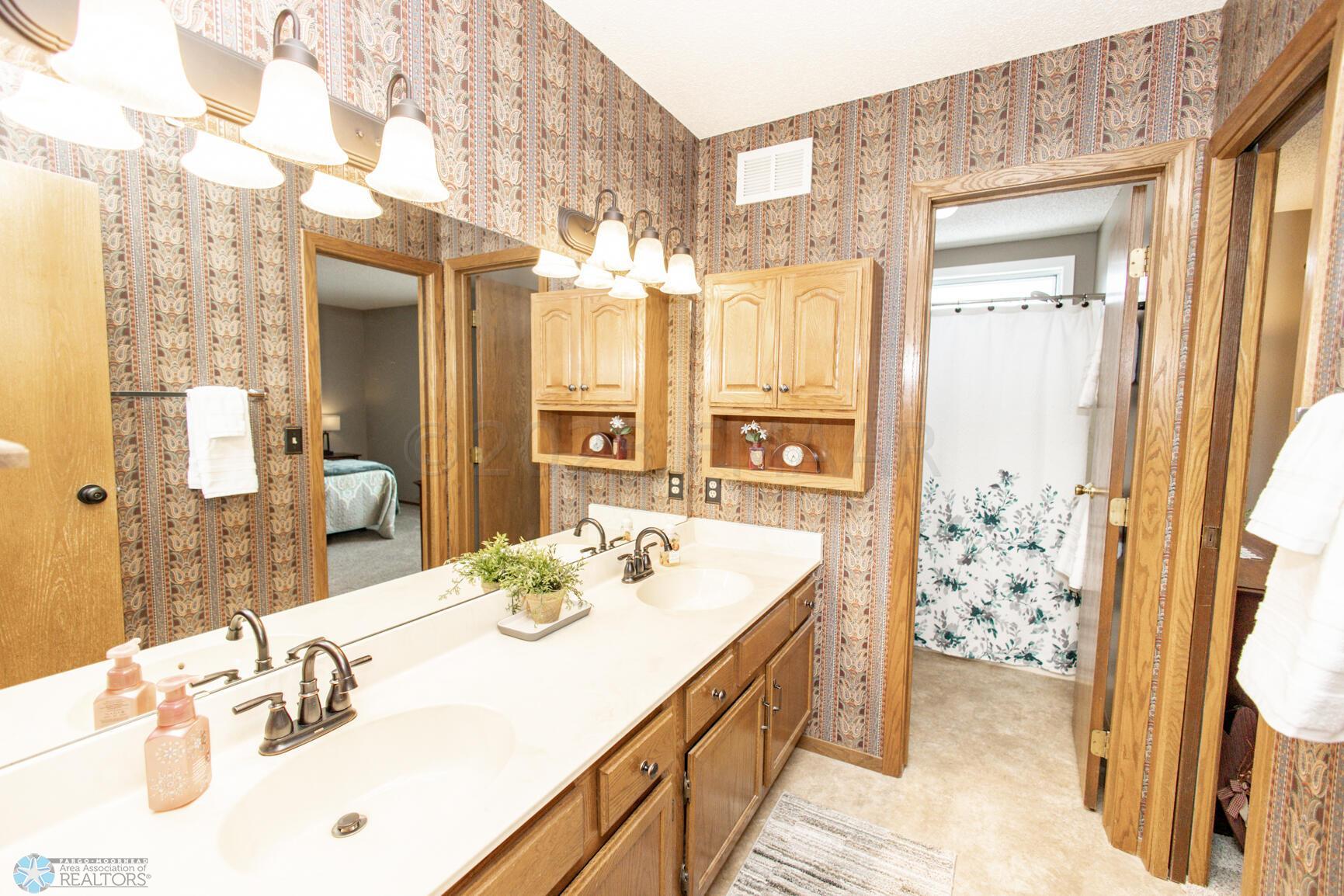 Hollywood bath - upper