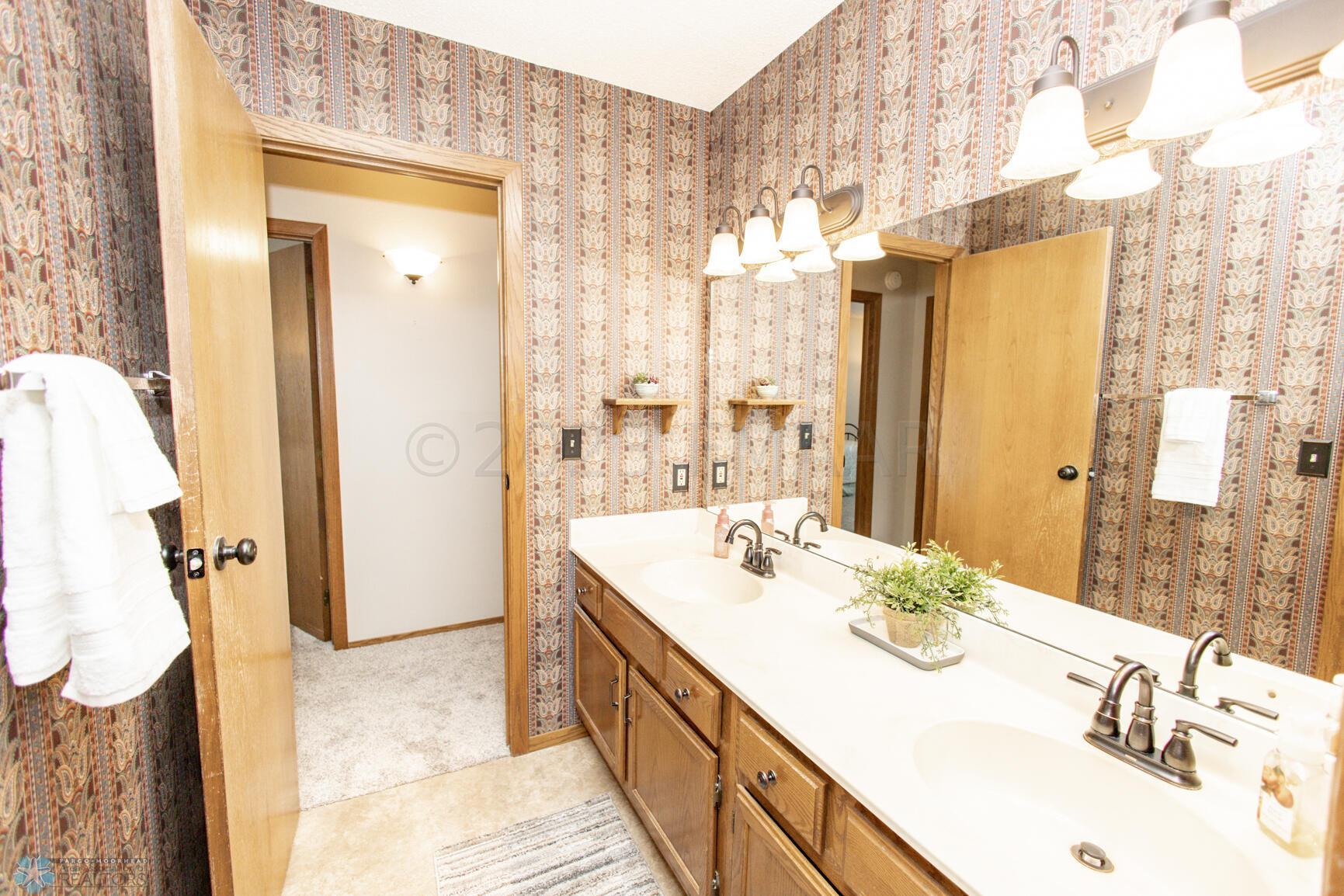 Hollywood bath - double sinks
