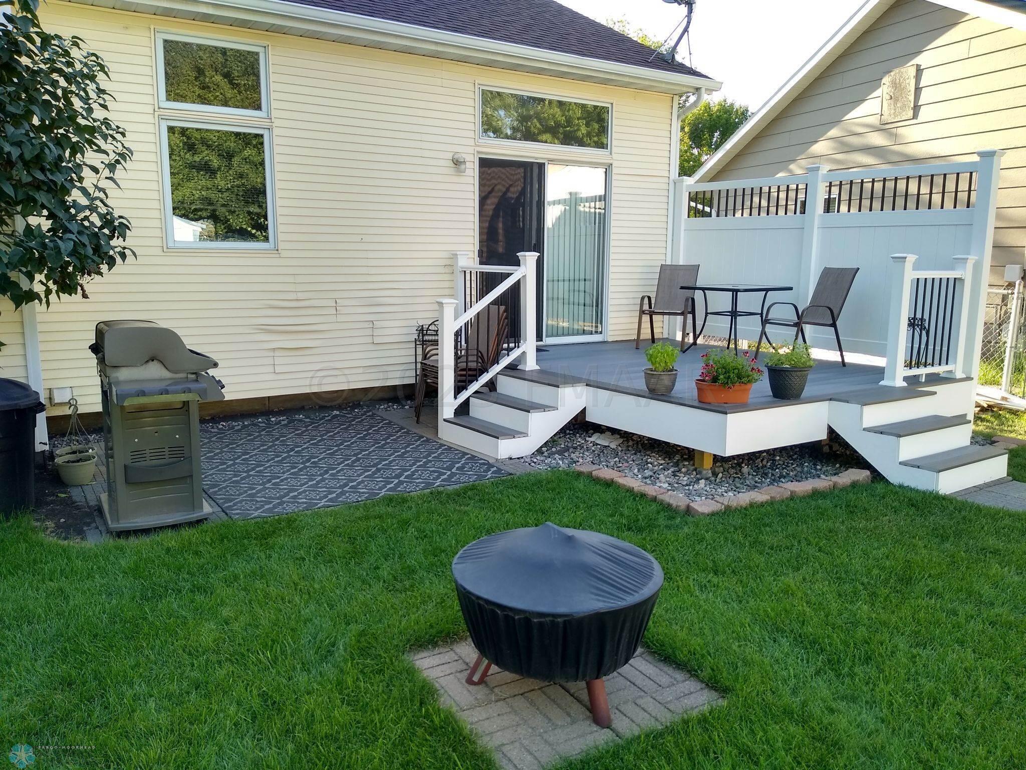 Beautiful maintenance-free deck + patio