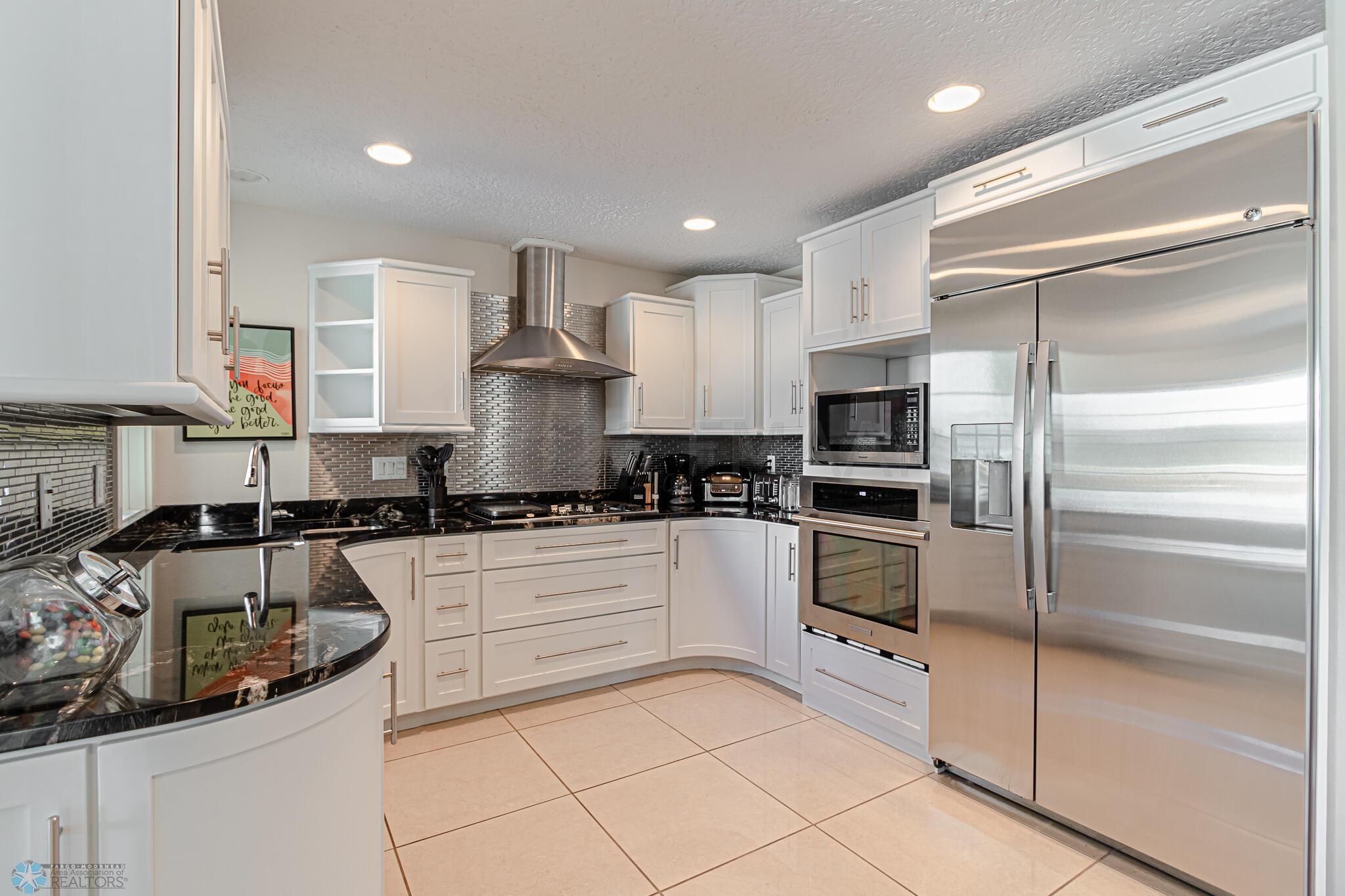 4227 CLUBHOUSE Drive S, Fargo, ND 58104-