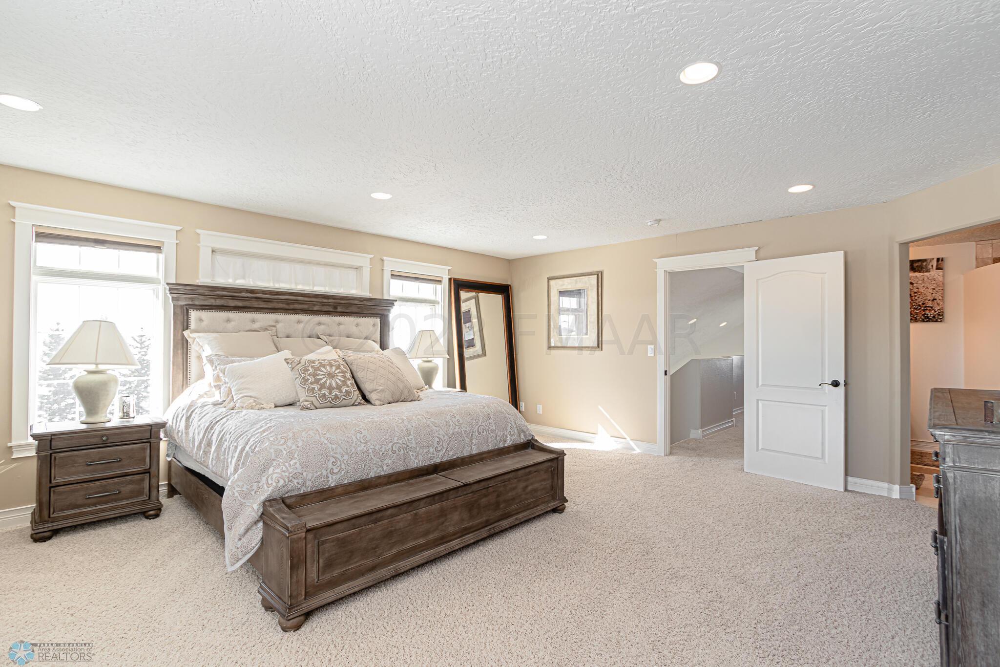 4227 CLUBHOUSE Drive S, Fargo, ND 58104-