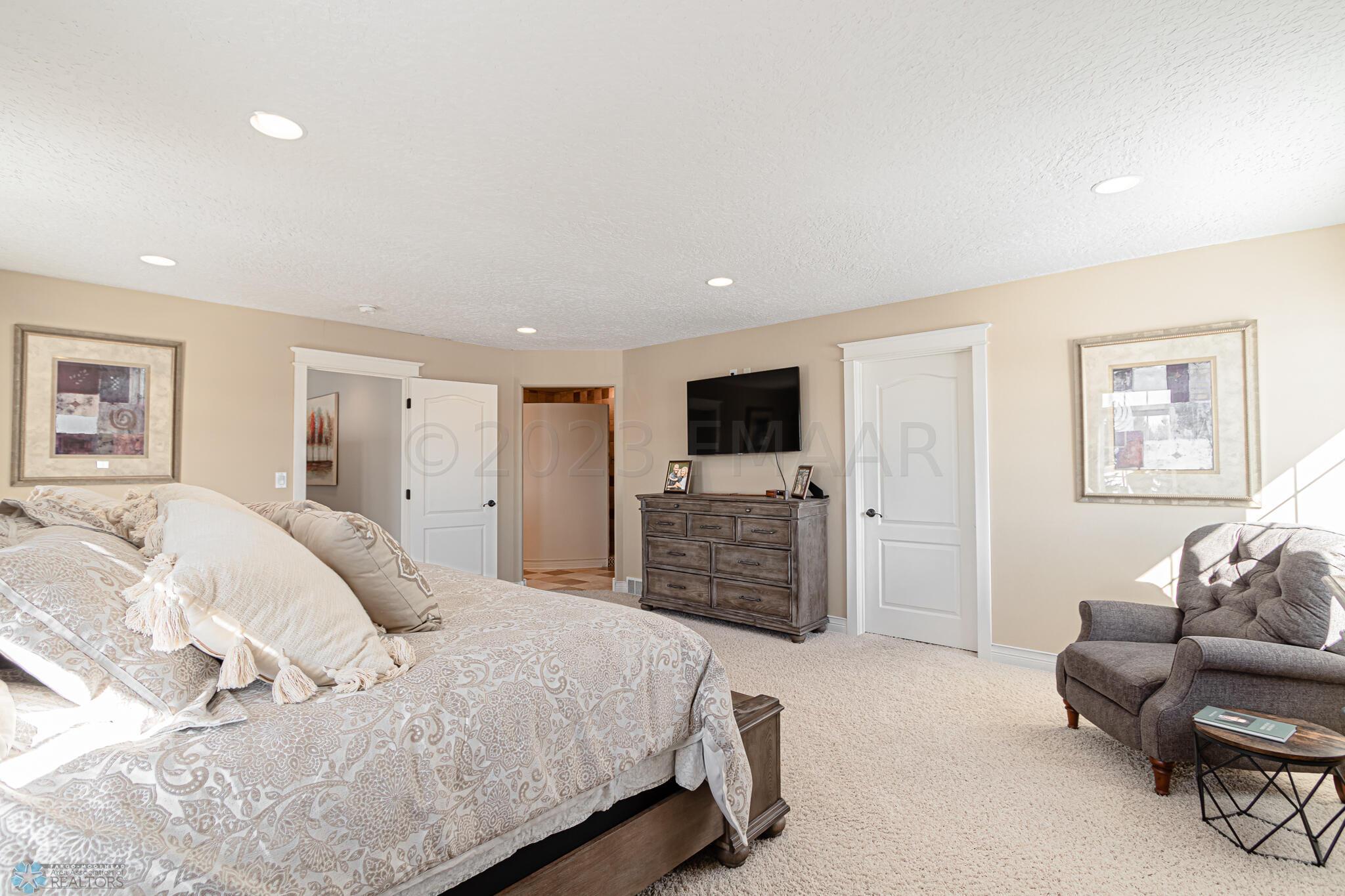 4227 CLUBHOUSE Drive S, Fargo, ND 58104-