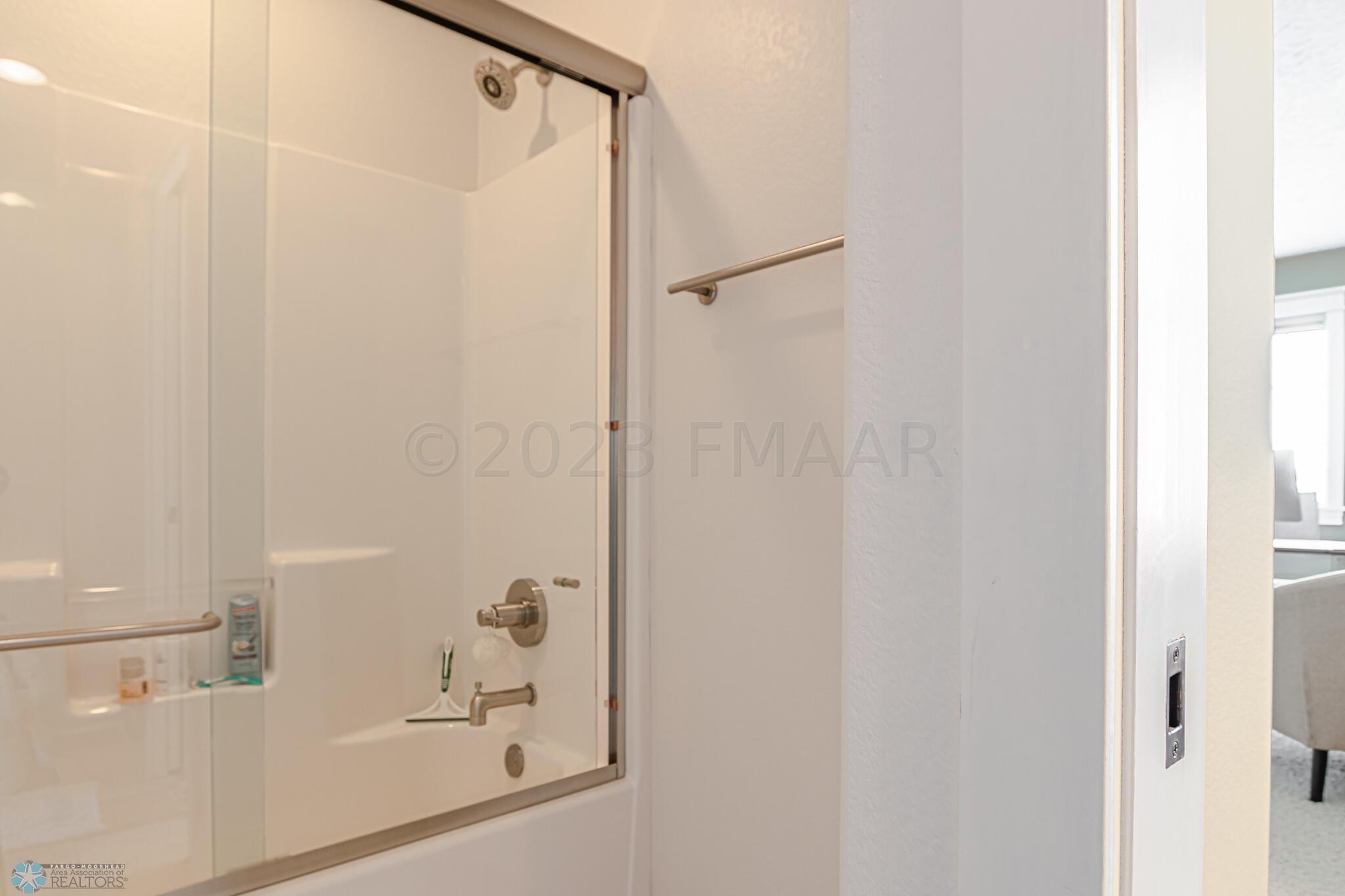 4227 CLUBHOUSE Drive S, Fargo, ND 58104-