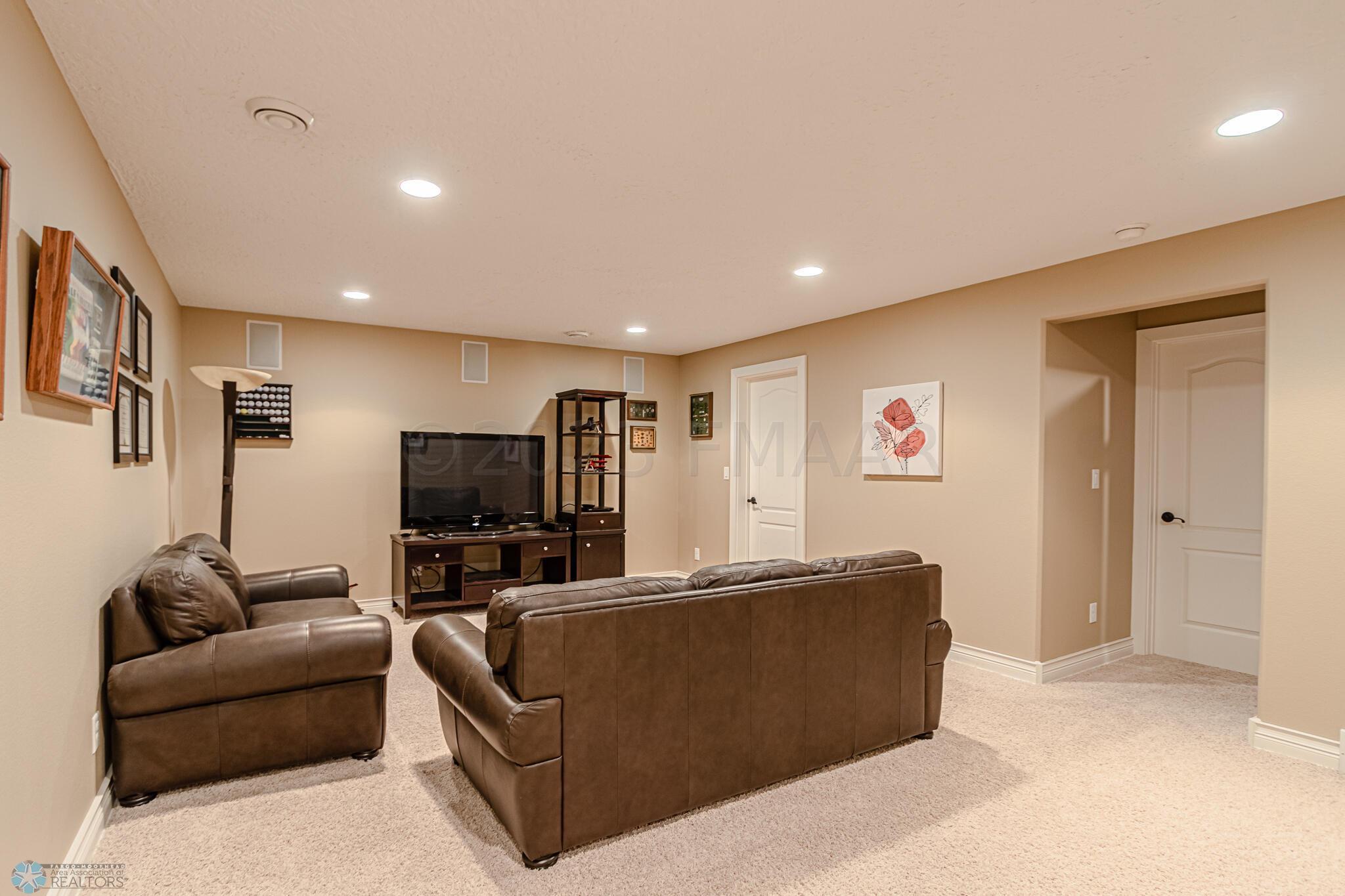 4227 CLUBHOUSE Drive S, Fargo, ND 58104-