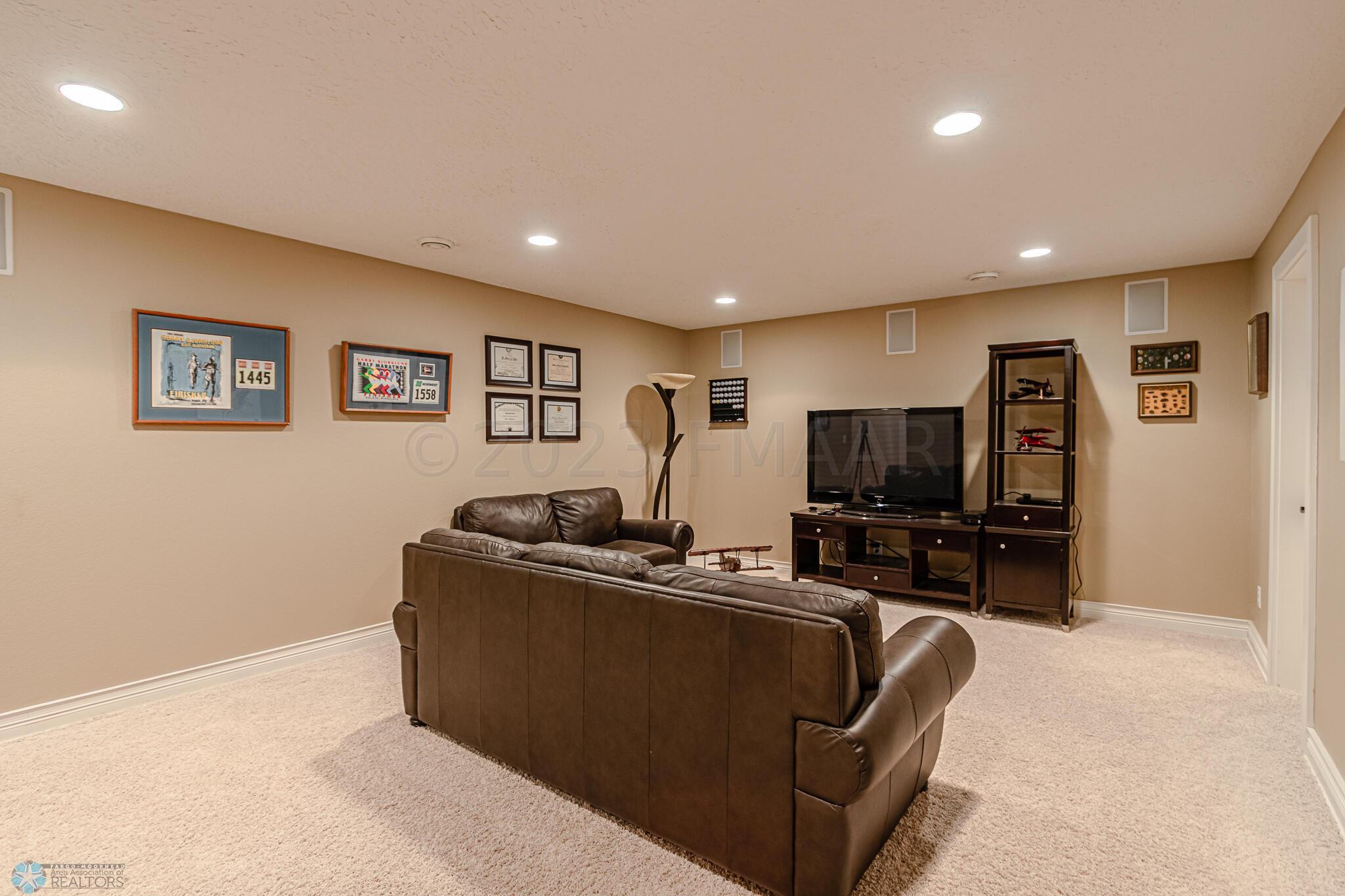 4227 CLUBHOUSE Drive S, Fargo, ND 58104-