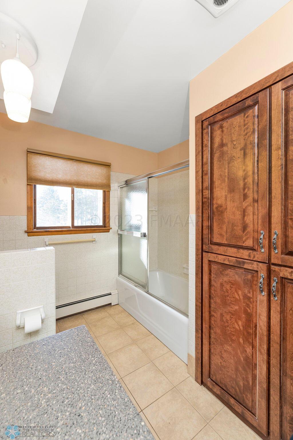 Holleywood Bathroom - view 2