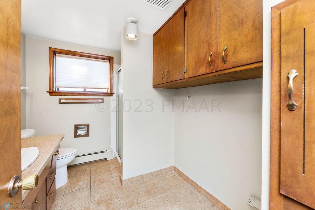 Bathroom 2 - view 2