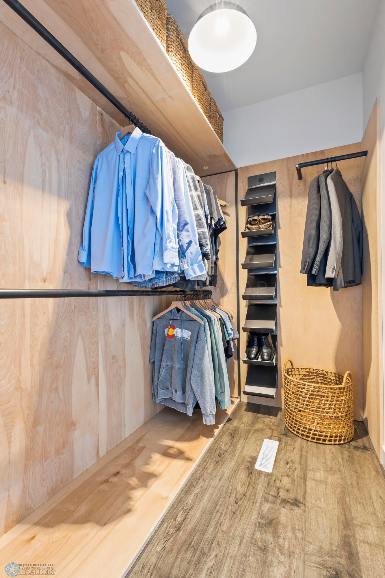 Walk-In-Closet