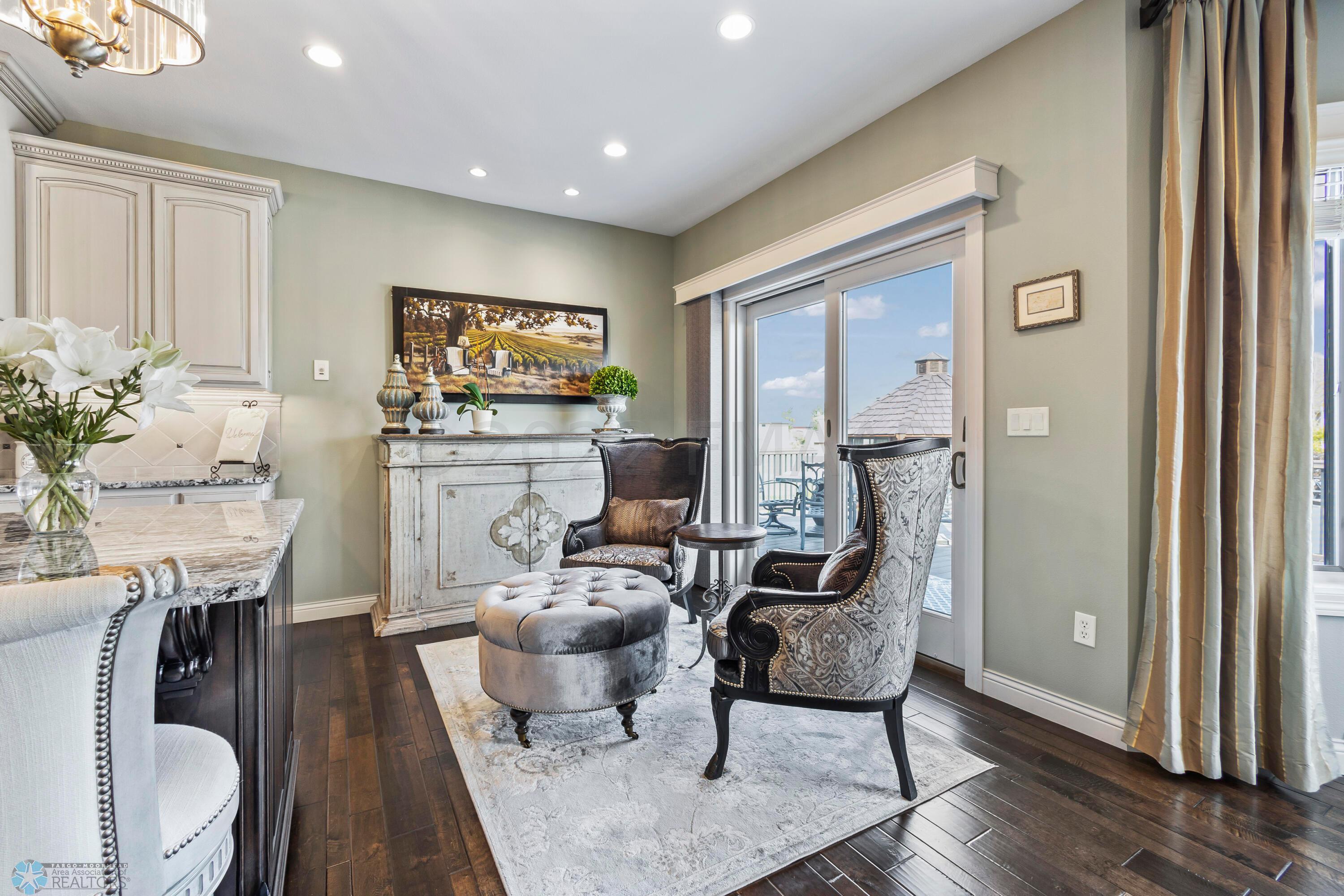 Kitchen sitting area