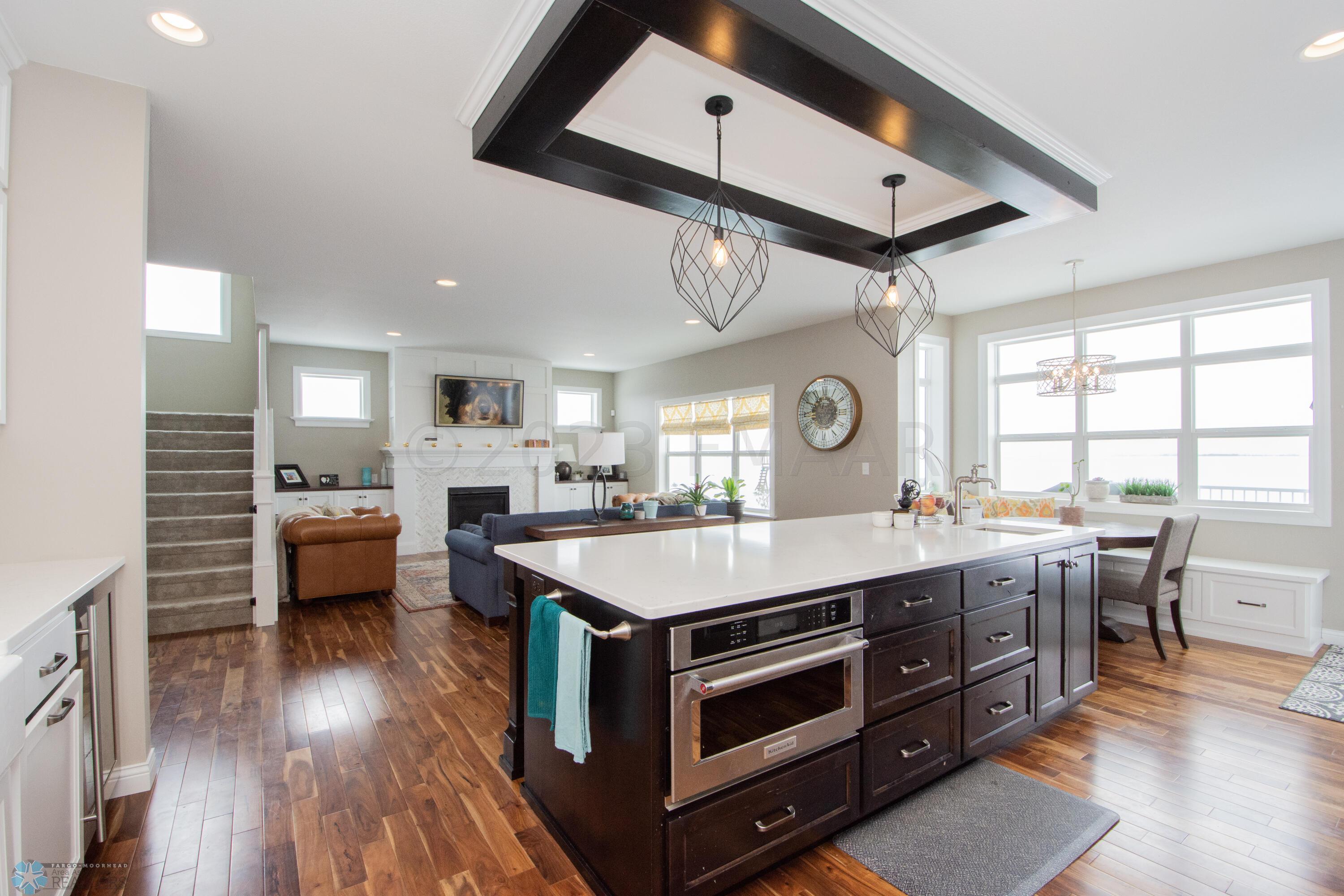 Trayed ceiling above islandwith pendants
