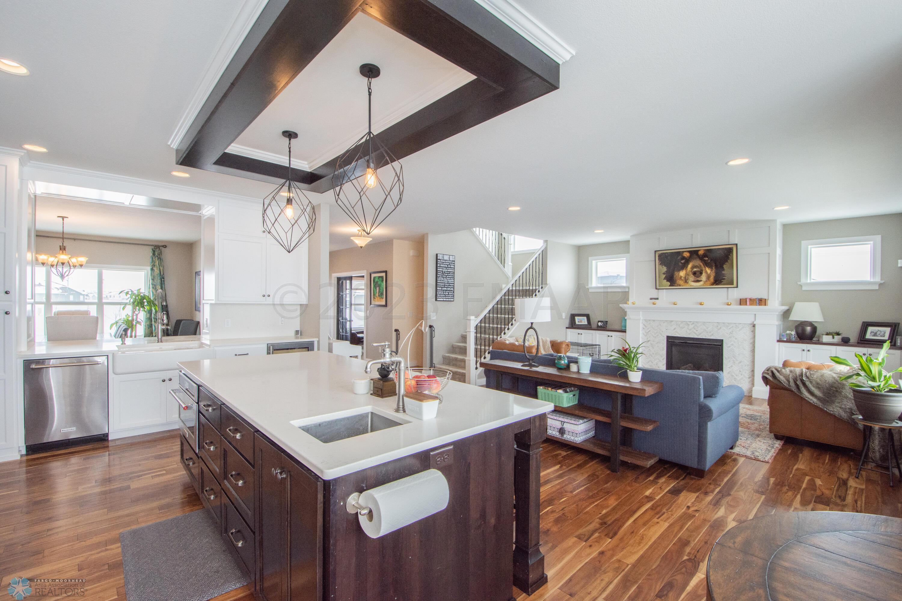 Trayed ceiling above islandwith pendants