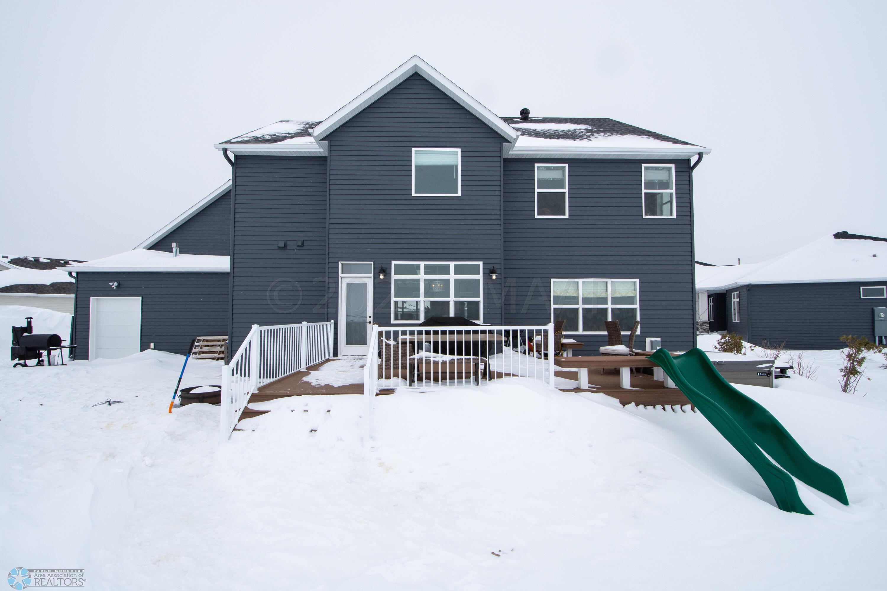 Large backyard (lot 18,204 sq ft)