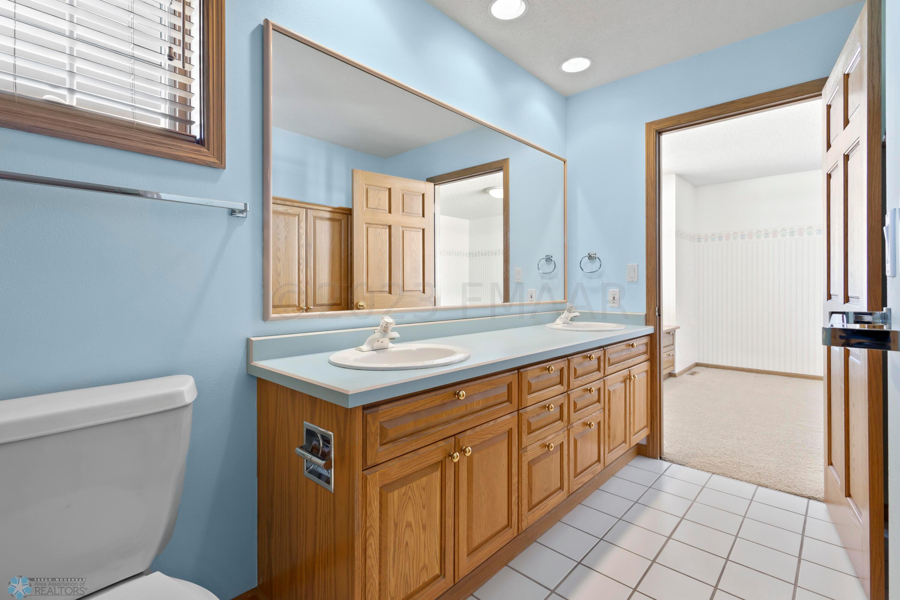 Connecting Full En Suite Bath