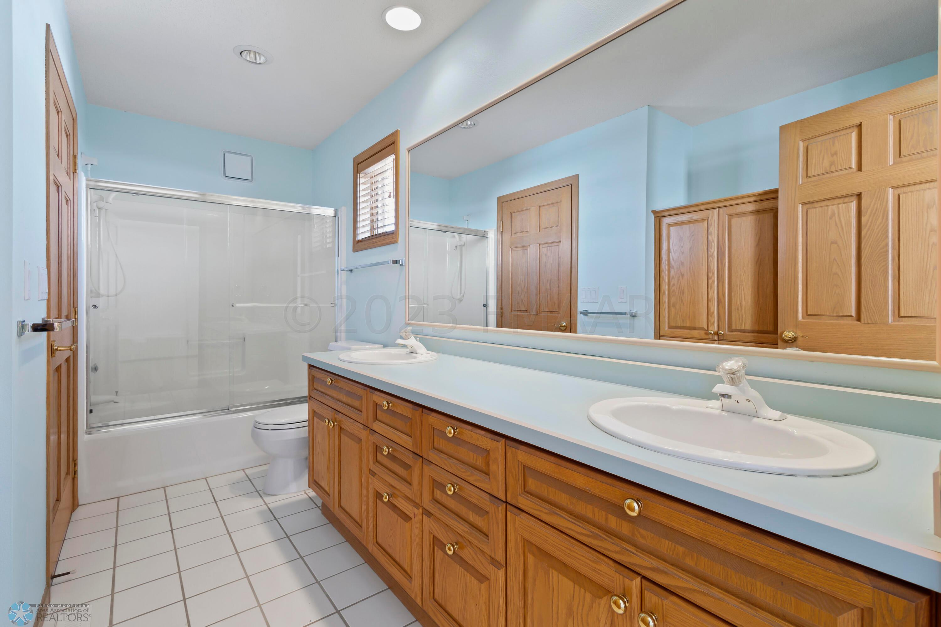 Connecting En Suite Full Bath
