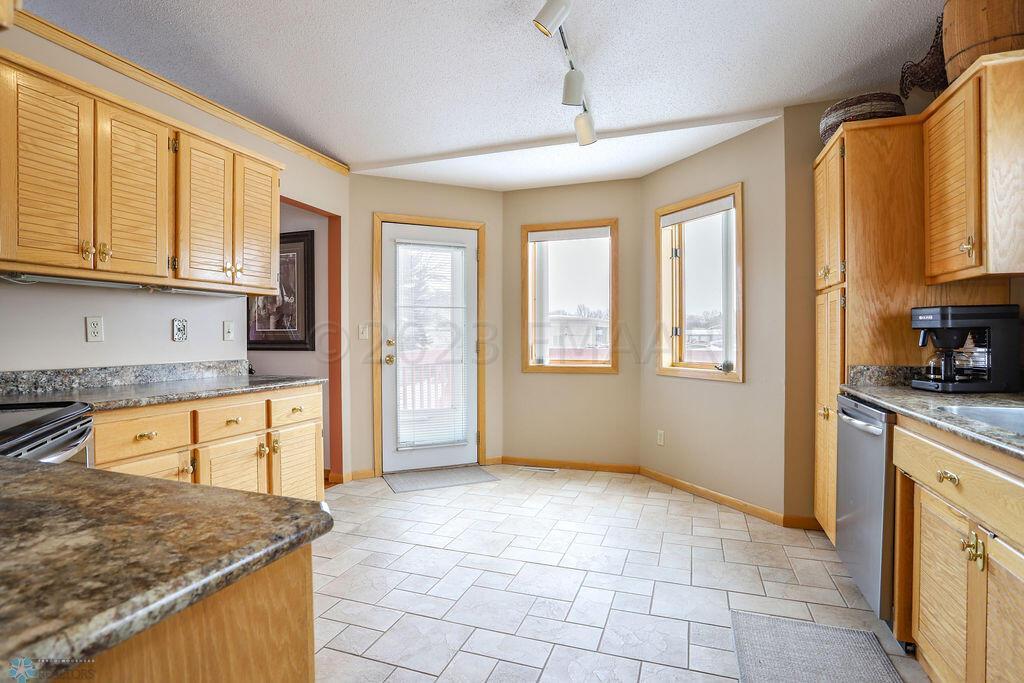 Kitchen w/eat-in area